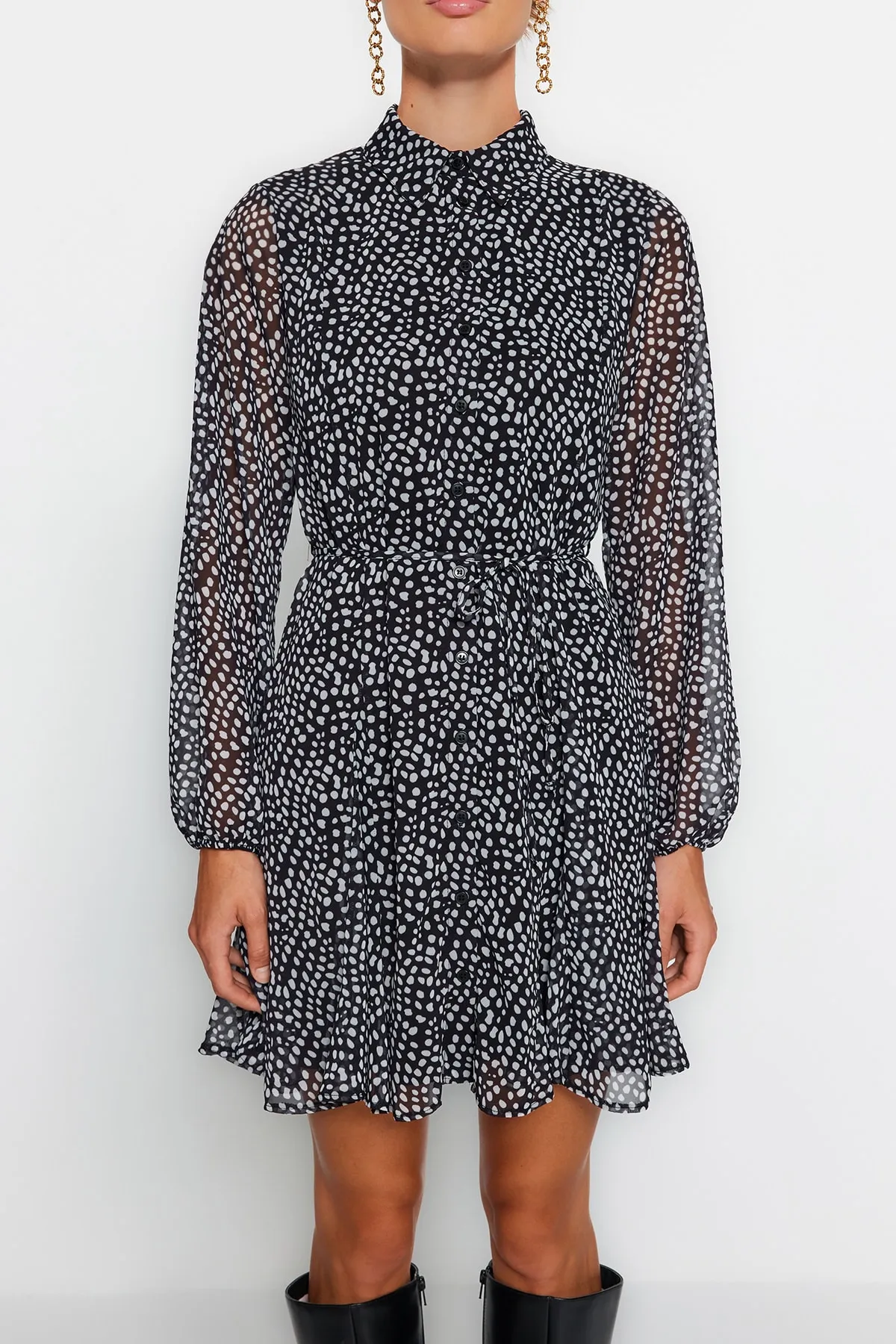 Trendyol Collection  Schwarzes, gepunktetes Mini-Hemdkleid aus gewebtem Chiffon mit Futter TWOAW24EL00247