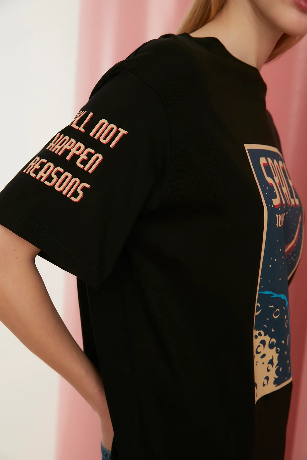 Trendyol Collection  Schwarzes Strick-T-Shirt mit Rundhalsausschnitt und Weltraum-Print aus 100 % Baumwolle im Boyfriend-Stil TWOSS21TS3663