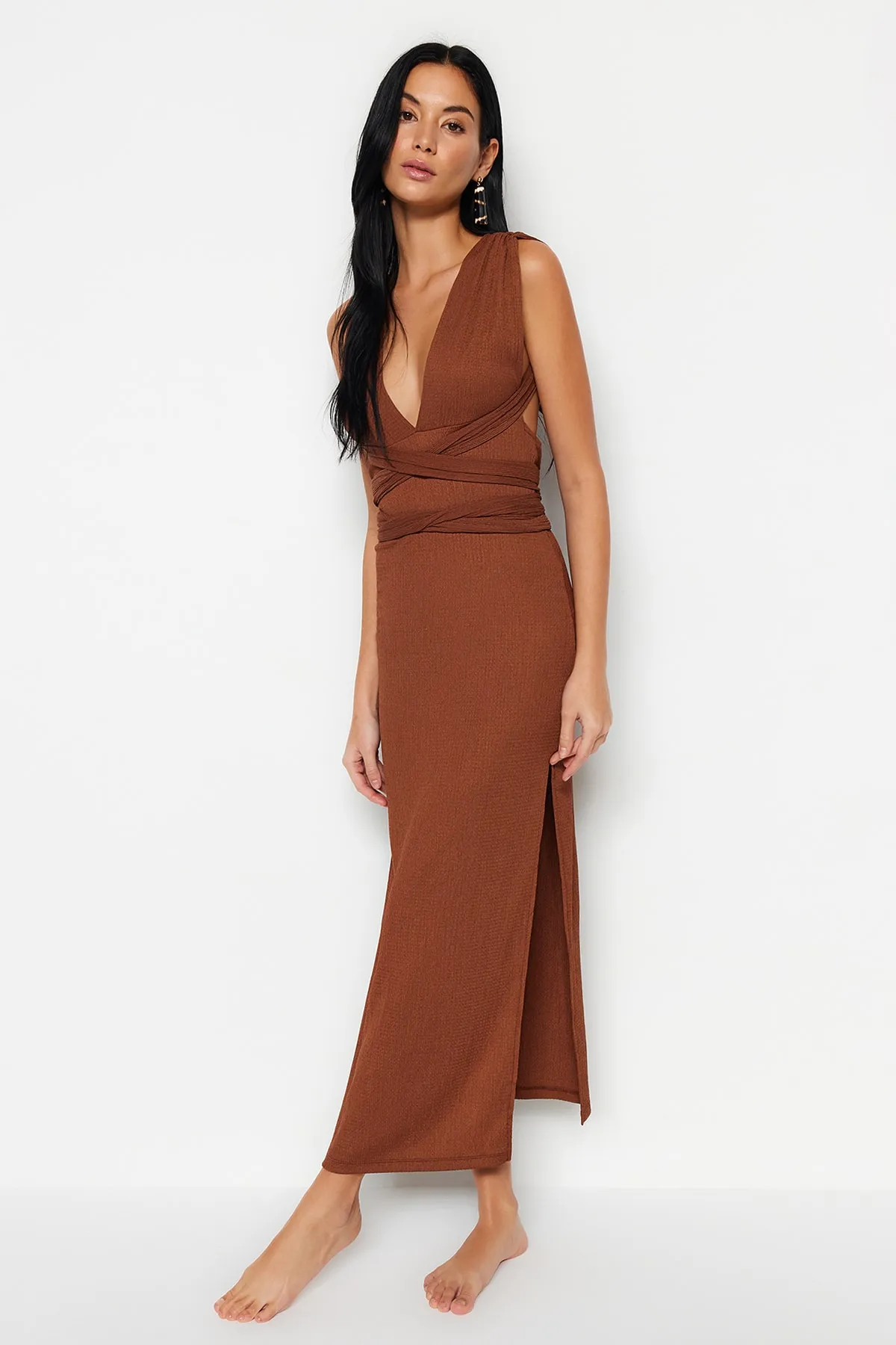 Trendyol Collection  Braunes, figurbetontes Maxi-Strandkleid mit Strickschnürung TBESS23EL00232