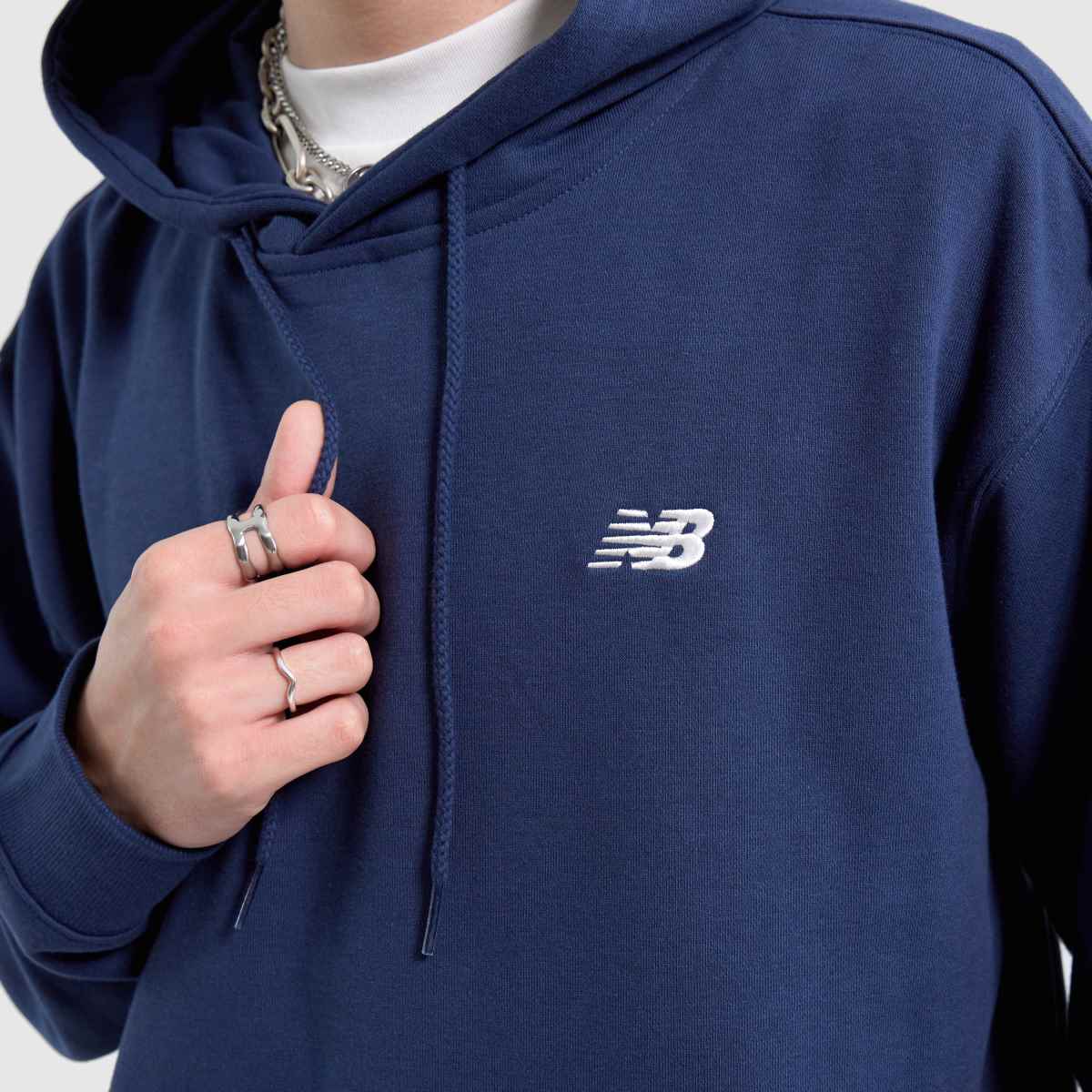 New Balance kis logós francia frottír kapucnis pulóver sötétkék színben