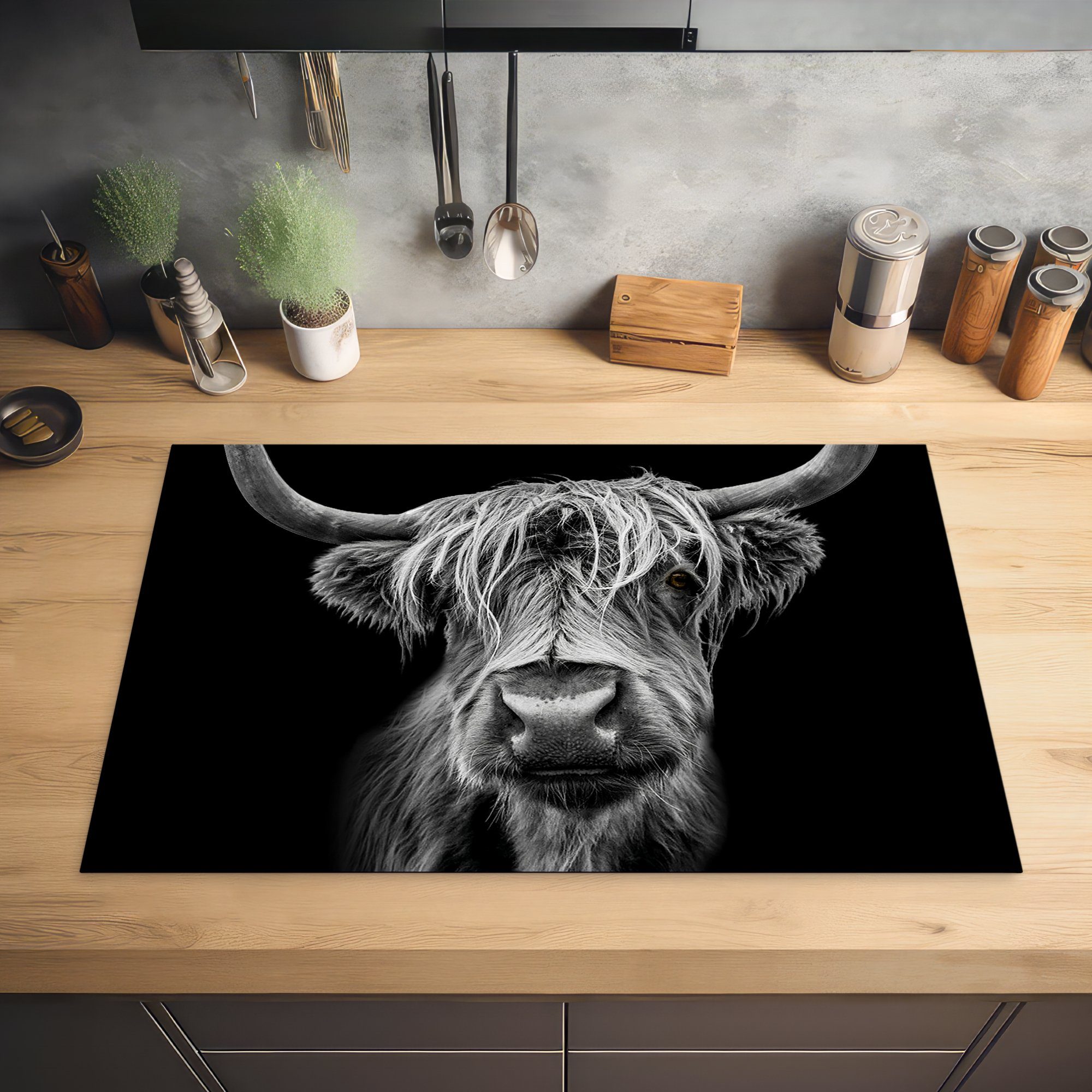 MuchoWow Herdblende-/Abdeckplatte Schottischer Highlander - Hörner - Schwarz - Weiß - Kuh - Wild - Tiere, Vinyl, (1 tlg), 81x52 cm, Induktionskochfeld Schutz für die küche, Ceranfeldabdeckung