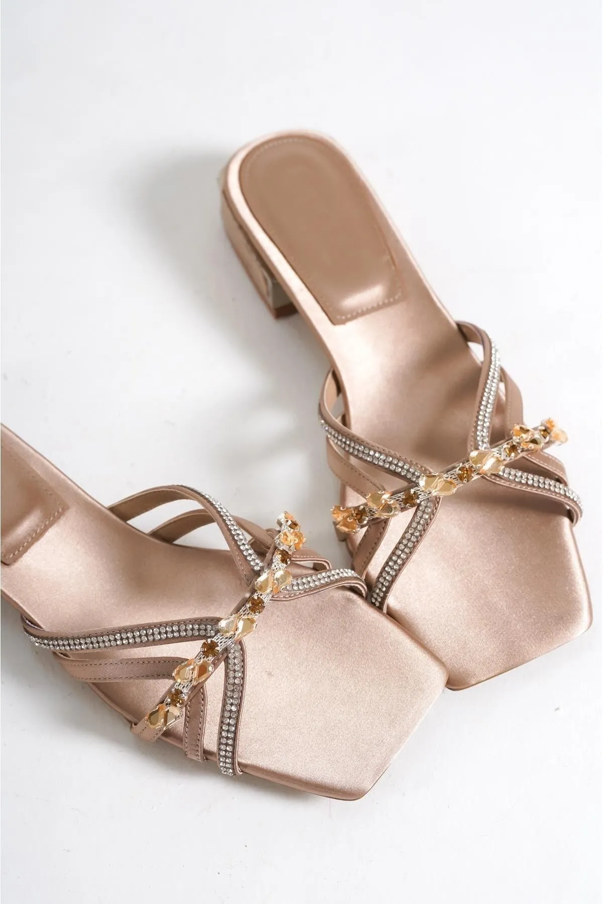 Capone Outfitters  Capone Blunt Toe Stone Gestreifte Damenhausschuhe aus Satin mit kurzem Absatz in Beige