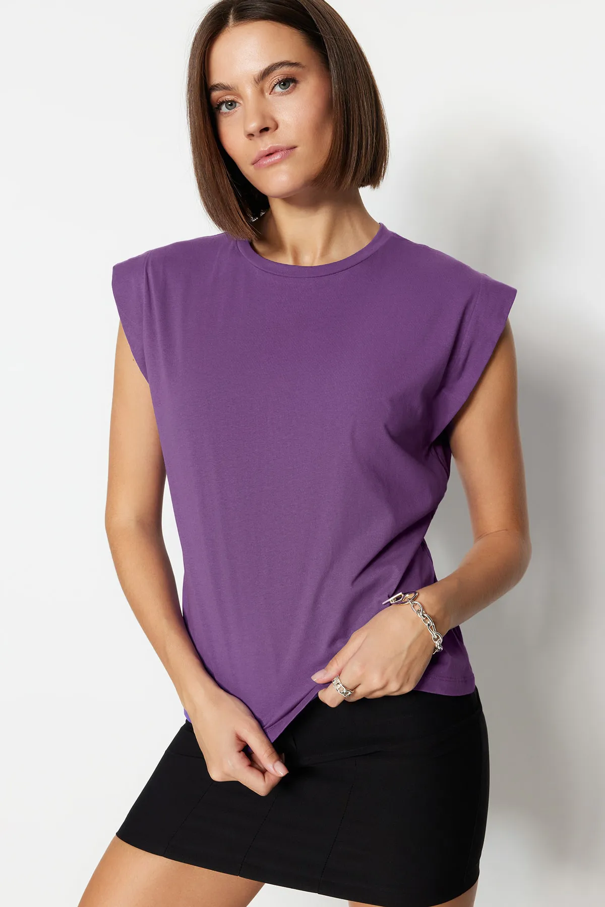 Trendyol Collection  Dunkellila Basic-Strick-T-Shirt mit Rundhalsausschnitt aus 100 % Baumwollwatte TWOSS20TS0021