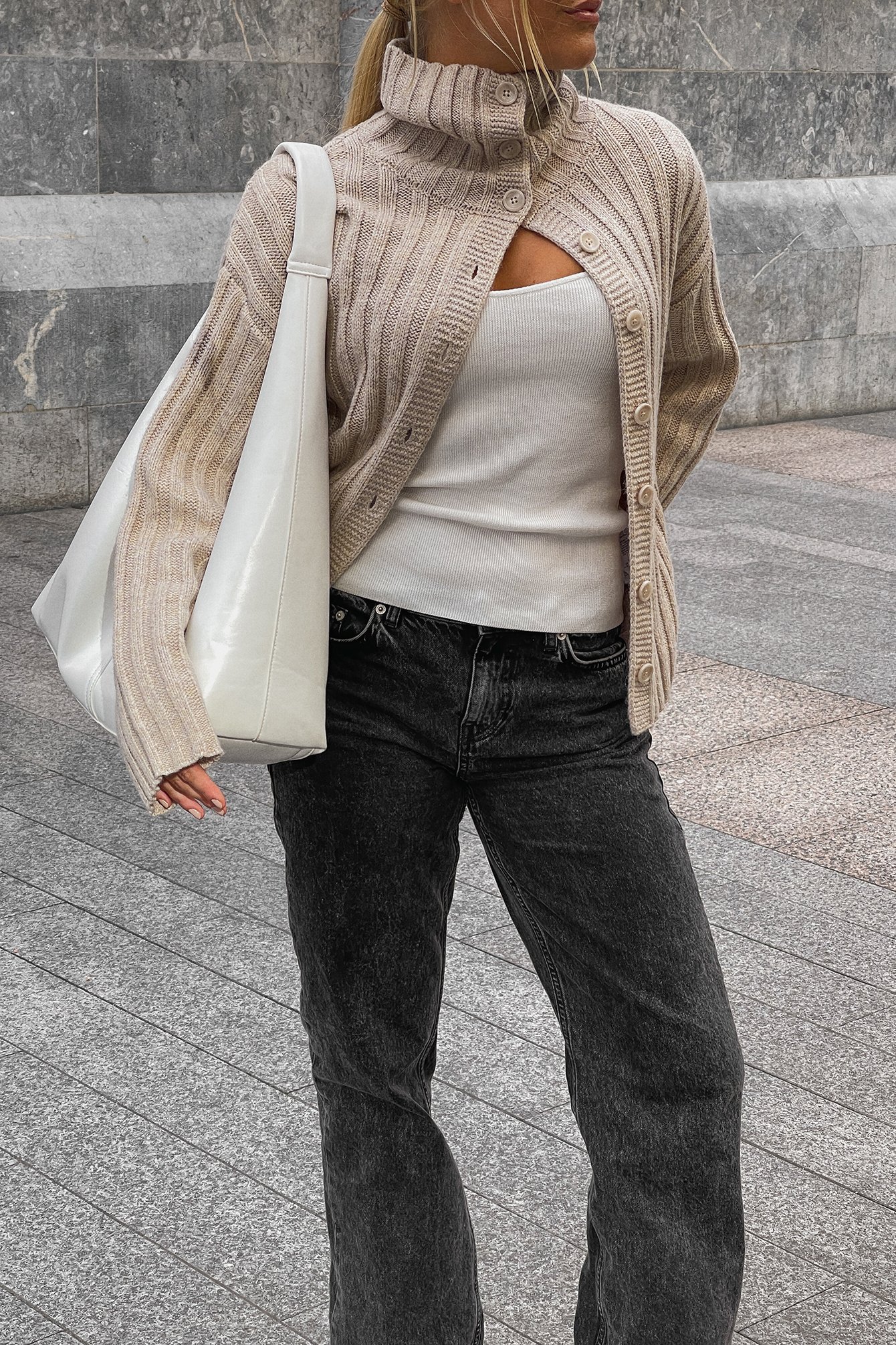 Gerippter Strickpullover mit Knopf