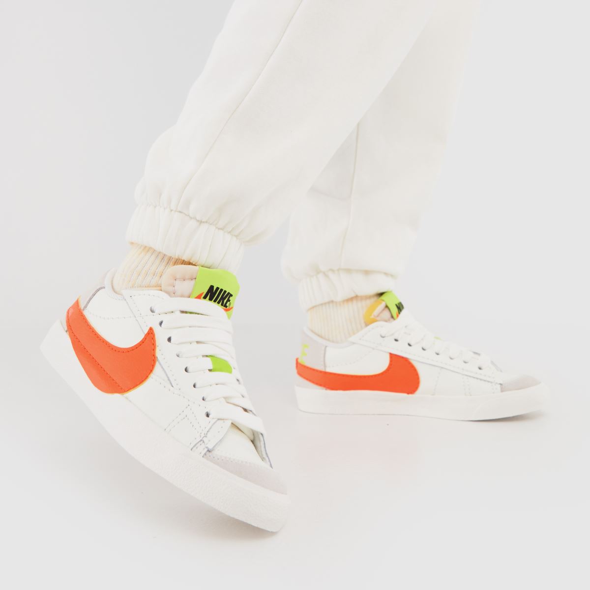 Nike Blazer Low 77 Jumbo Edzőcipő Fehér és Narancssárga Színben