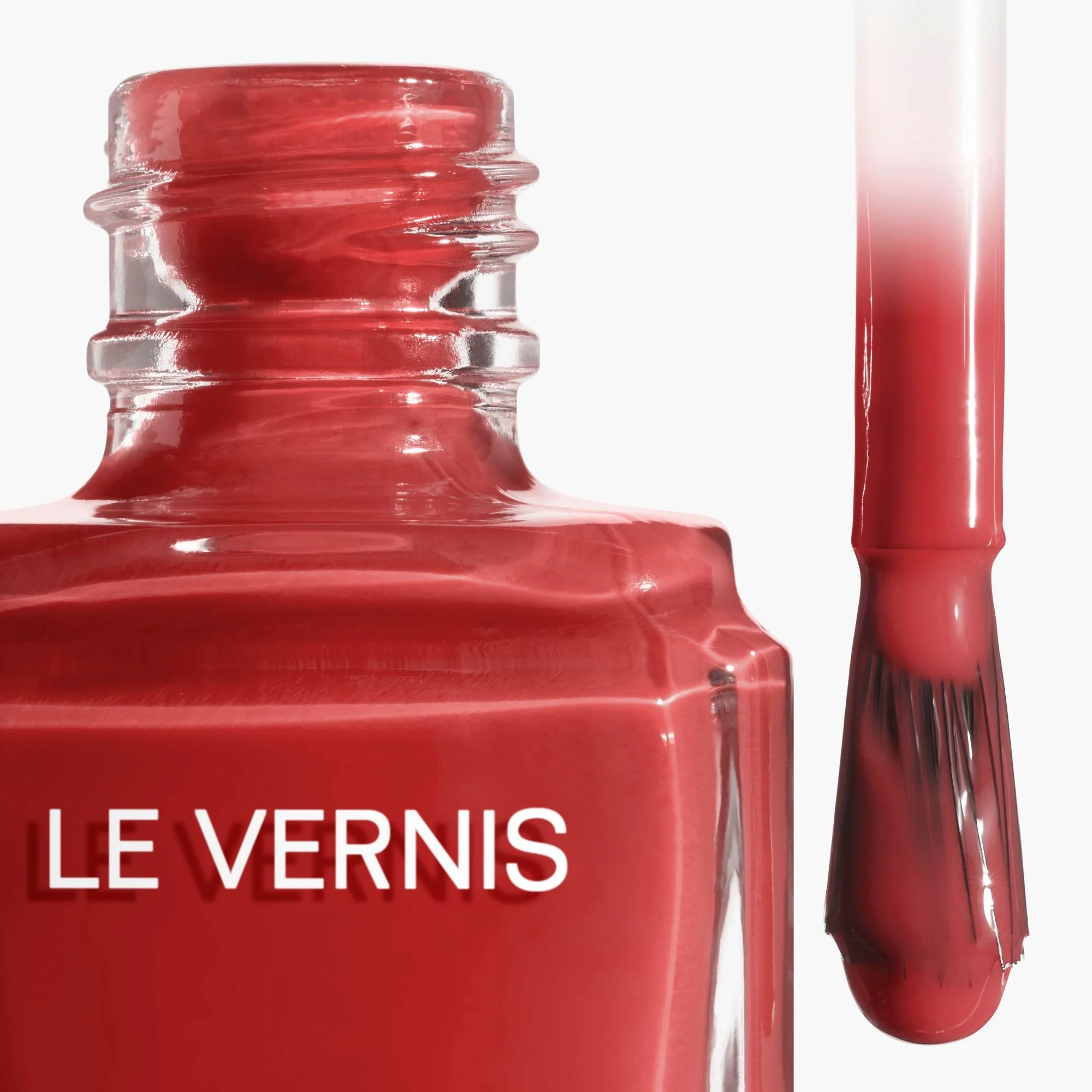 LE VERNIS - CULOARE ȘI STRĂLUCIRE DE LUNGĂ DURATĂ