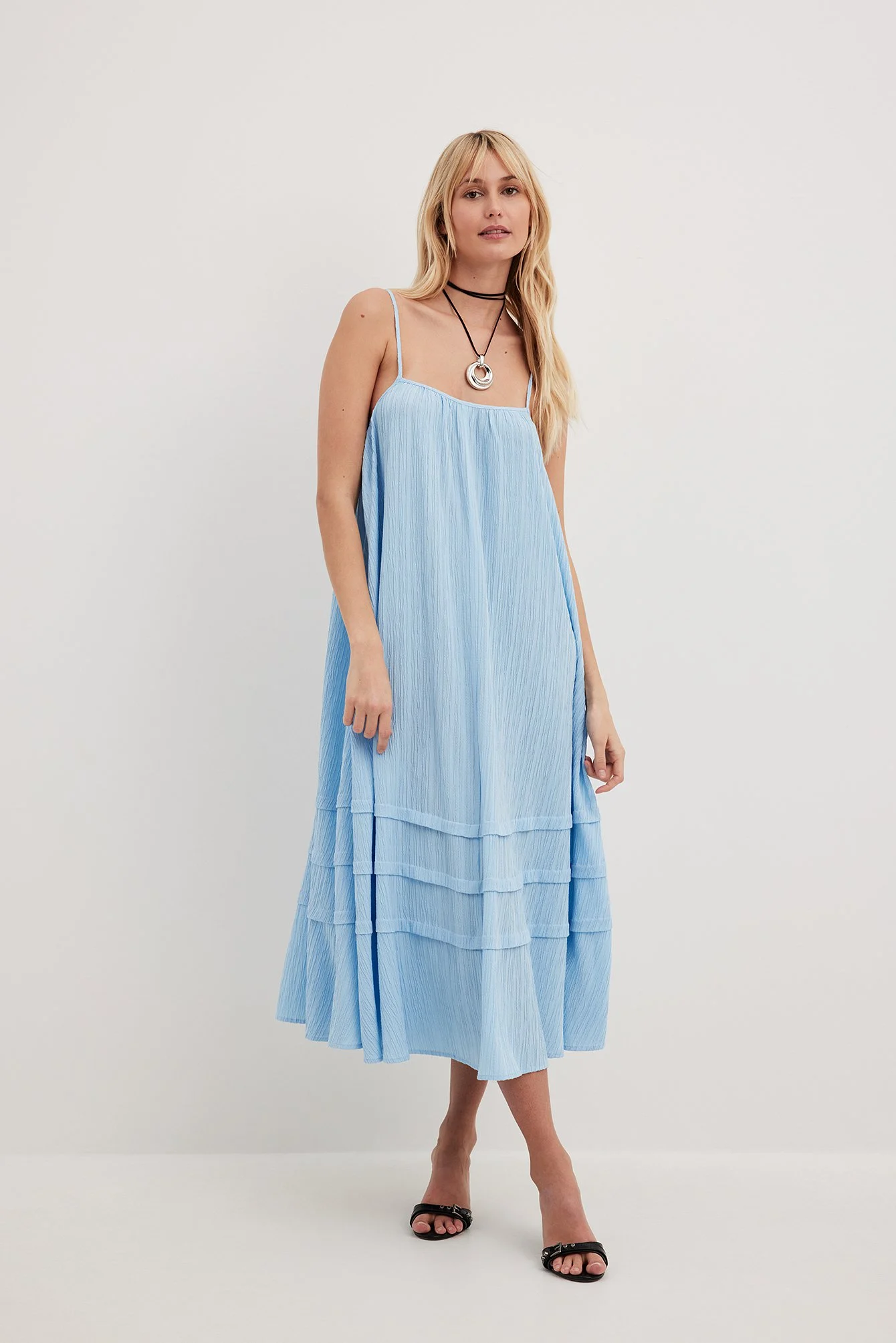 Strukturiertes fließendes Midikleid