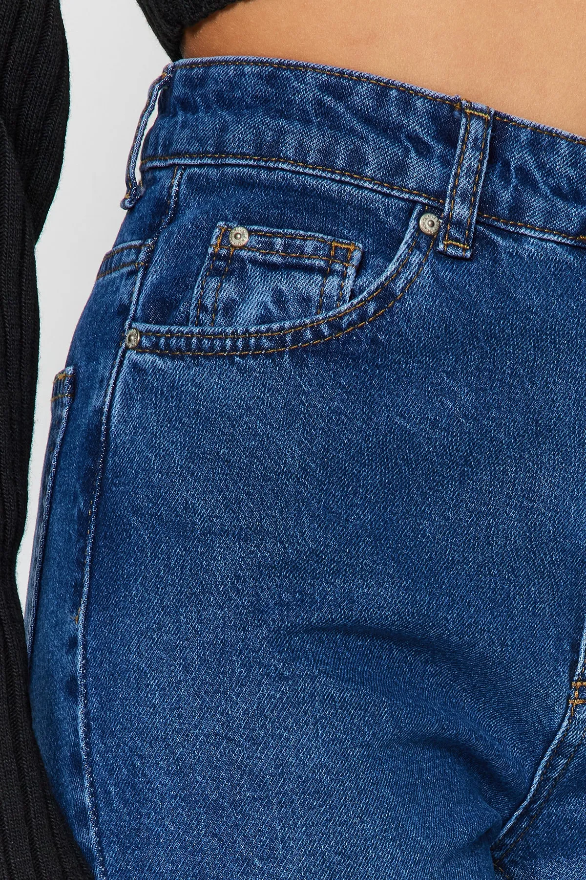 Trendyol Collection  Indigoblaue Mom-Jeans mit hoher Taille TWOSS20JE0108