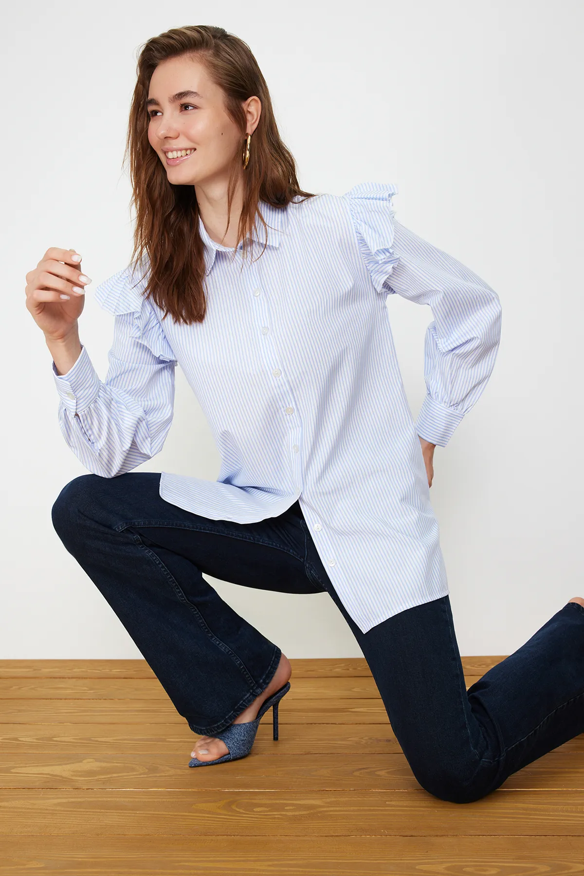 Trendyol Modest  Hellblaues gestreiftes Hemd aus gewebter Baumwolle TCTSS24TG00010