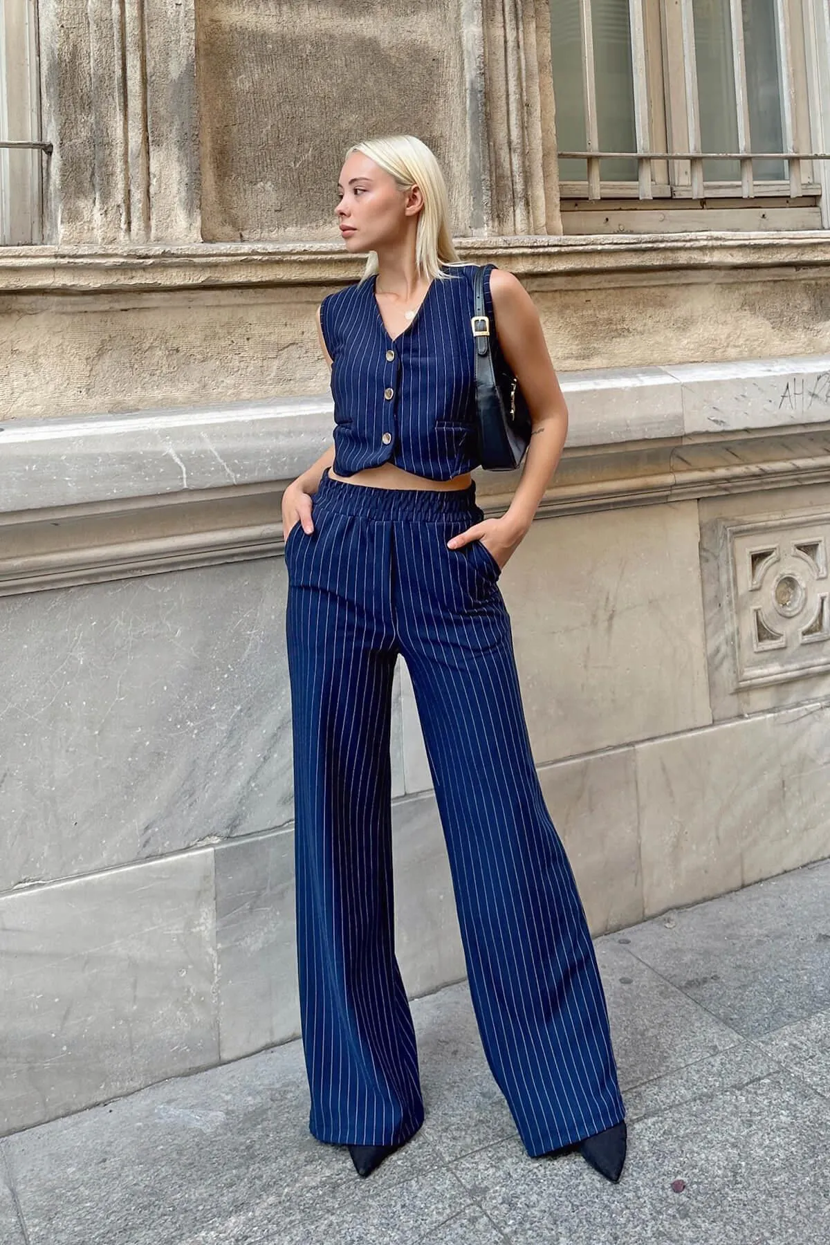 Swist  Marineblaues Norma-Set mit gestreifter Weste und Hose für Damen
