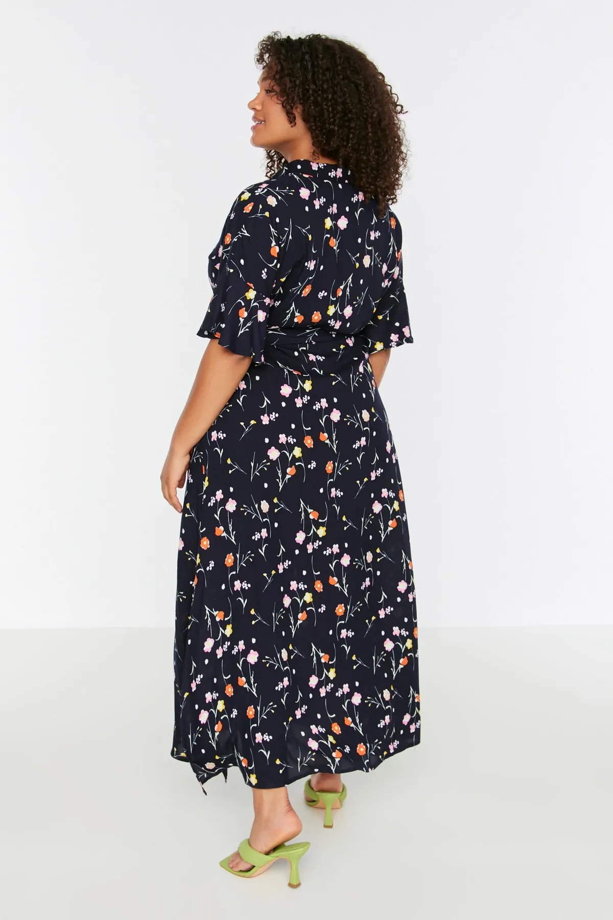 Trendyol Curve  Marineblaues Kleid mit gewebtem Blumenmuster und Schlitzdetail TBBSS22EL1612