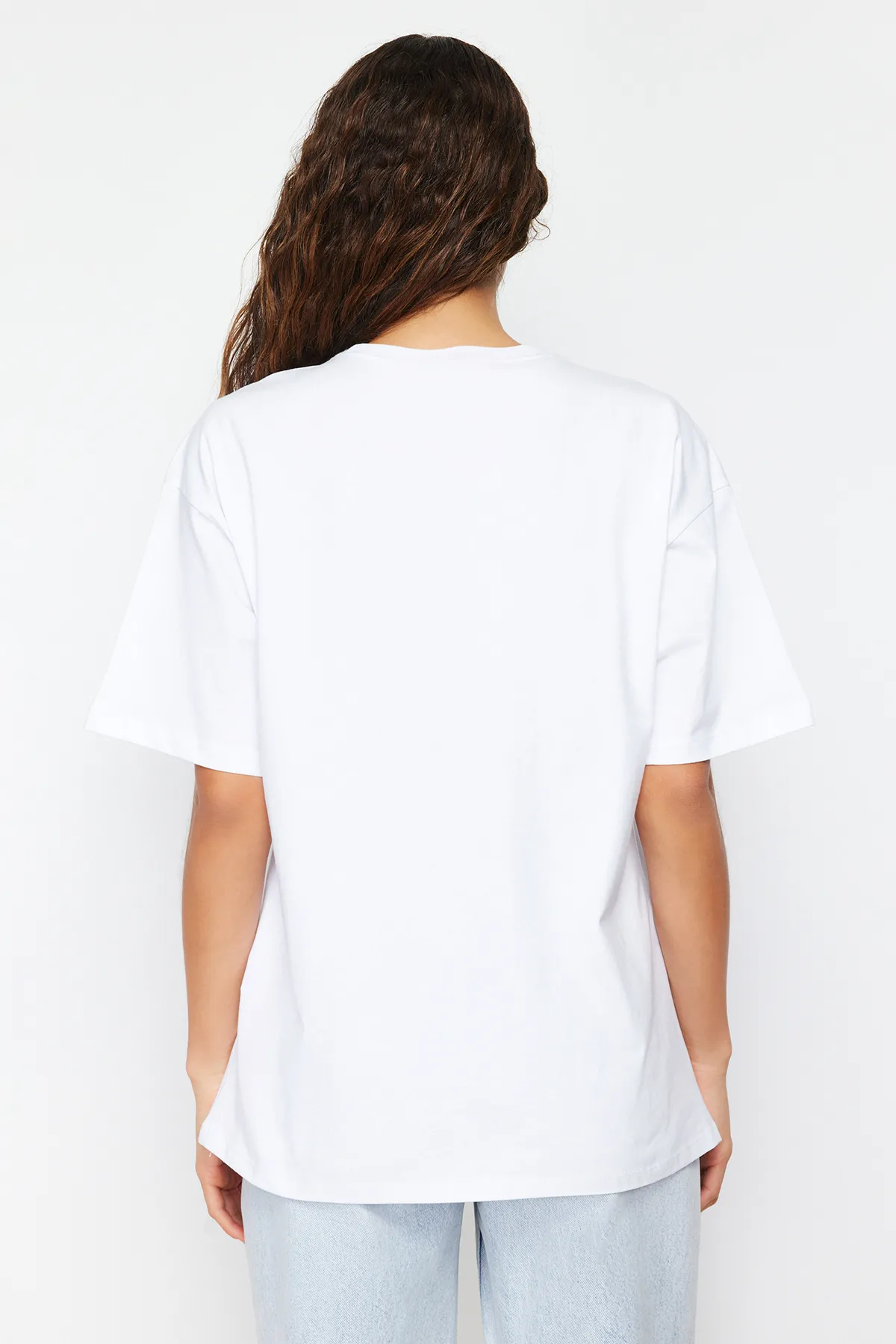 Trendyol Collection  Weißes Premium-Strick-T-Shirt mit Rundhalsausschnitt in Übergröße/weiter Passform aus 100 % Baumwolle TWOSS23TS00040