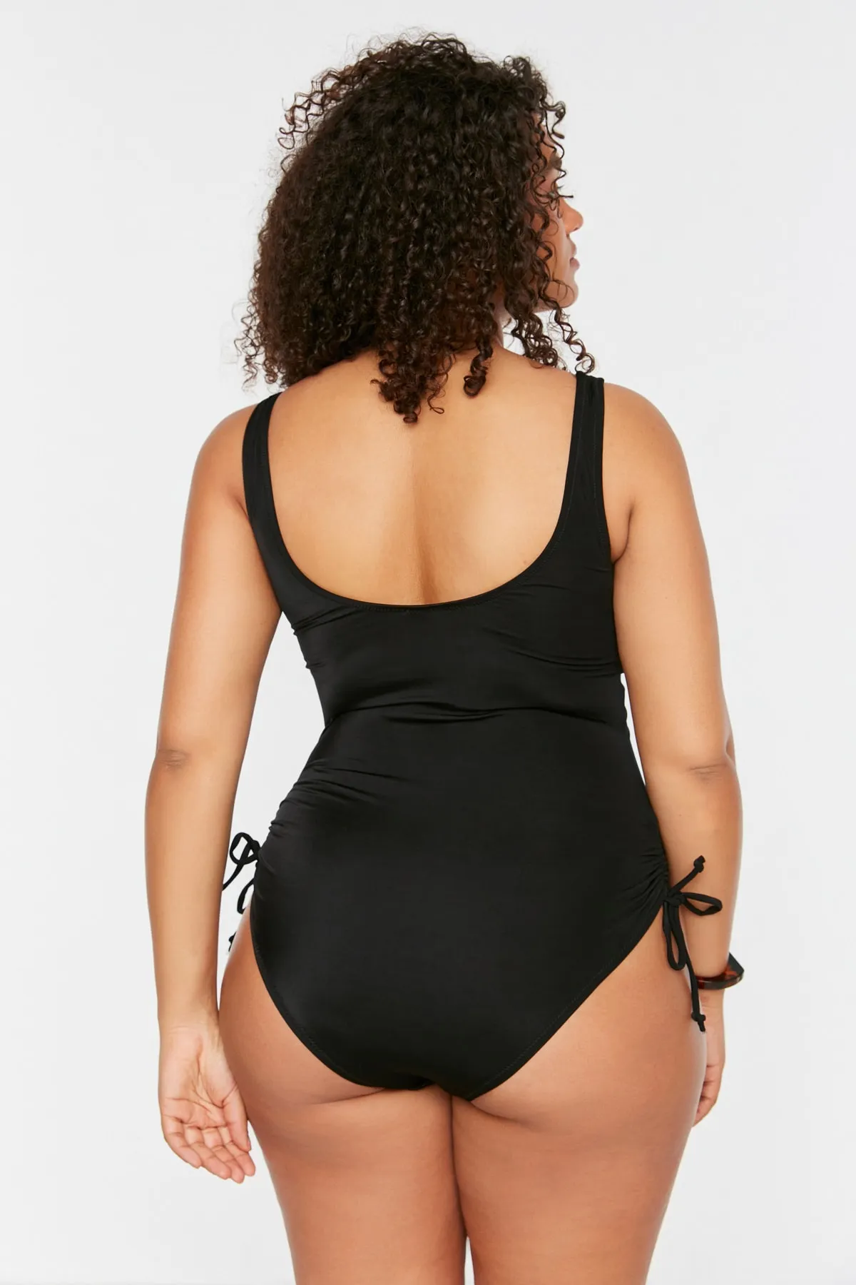 Trendyol Curve  Schwarzer, überwurfbedeckter, geraffter Badeanzug mit tiefem V-Ausschnitt und Trägern TBSSS22MA0306