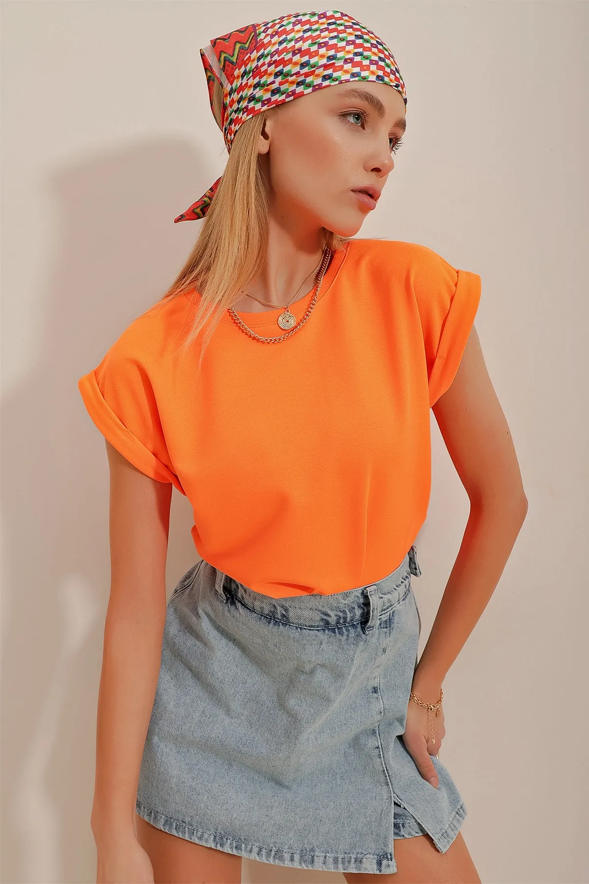Trend Alaçatı Stili  Orangefarbene Damen-Scuba-Bluse mit Rundhalsausschnitt und zwei Ärmeln ALC-X9916
