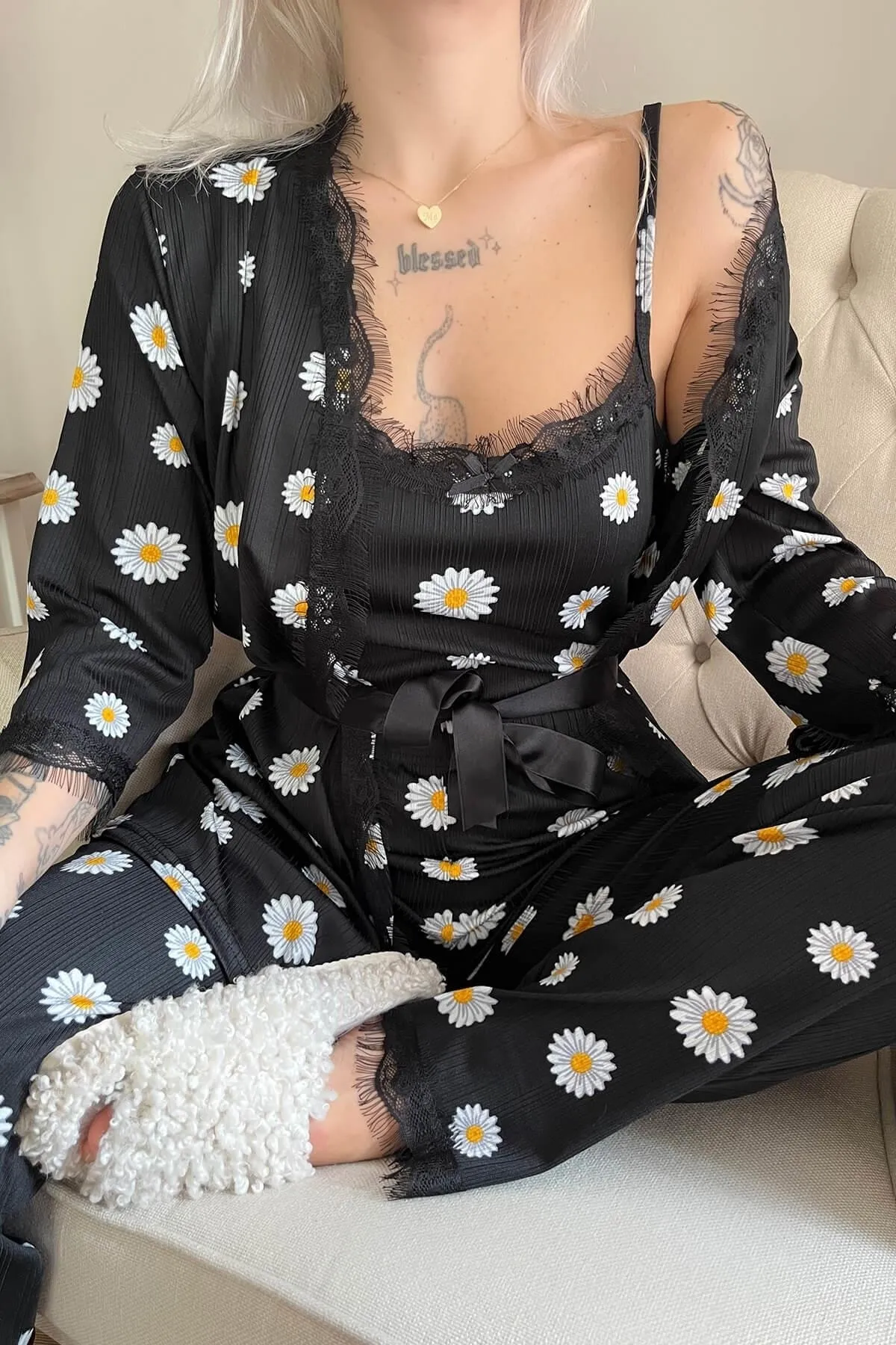 Pijamaevi  Schwarzes Pegasus-Pyjama-Set mit Gänseblümchenmuster und Morgenmantel