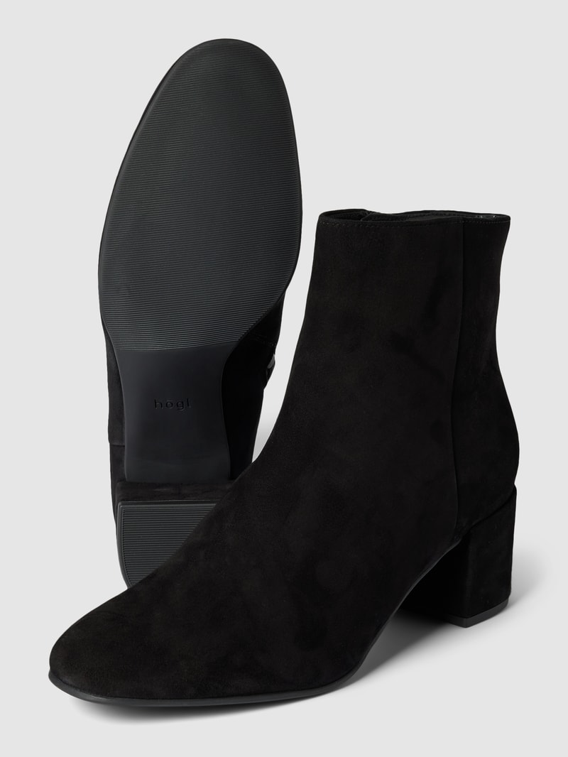 Stiefelette aus Veloursleder in schwarz
