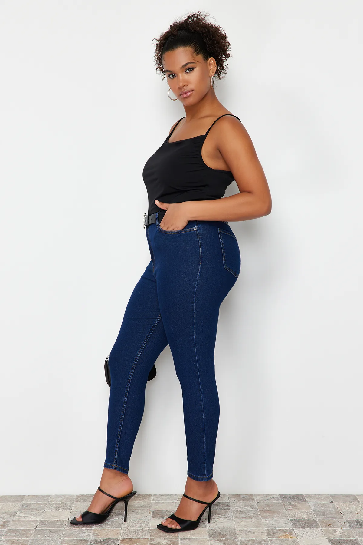 Trendyol Curve  Blaue, extra flexible Röhrenjeans TBBSS24CJ00006