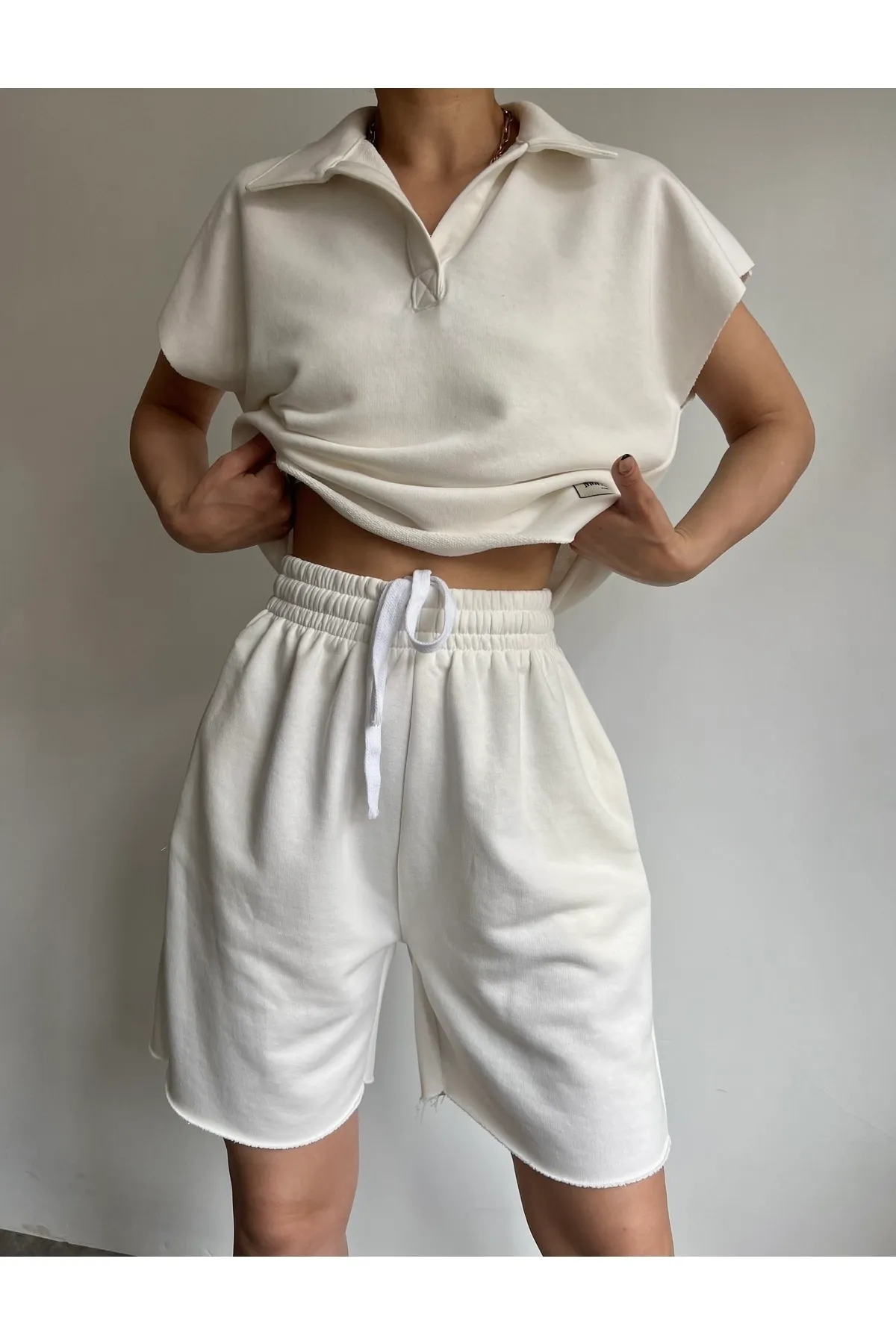 MAİ COLLECTİON  Weißes Shorts-Set mit Rollkragen für Damen