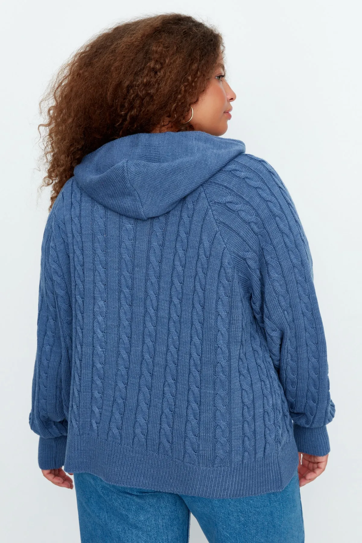 Trendyol Curve  Indigofarbener Strick-Cardigan mit Kapuze und Reißverschluss TBBAW23AV00051
