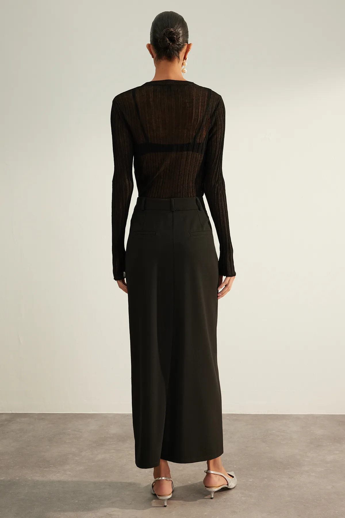 Trendyol Collection  Schwarzer, hochwertiger, hochwertiger Midi-Webrock mit hoher Taille und Schlitzdetail hinten TWOAW24ET00106