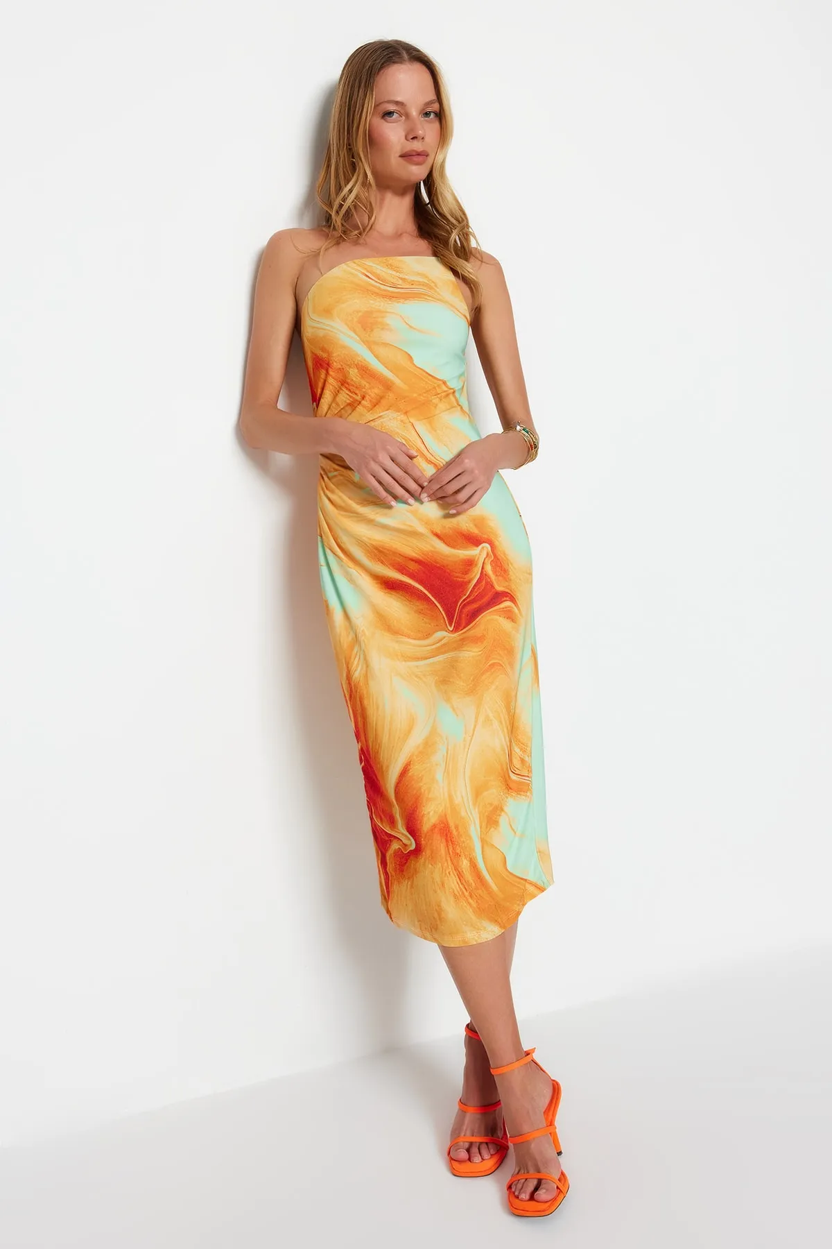 Trendyol Collection  Orange bedrucktes tailliertes Midi-Bleistiftkleid mit One-Shoulder-Träger und elastischem Strick TWOSS23EL01577