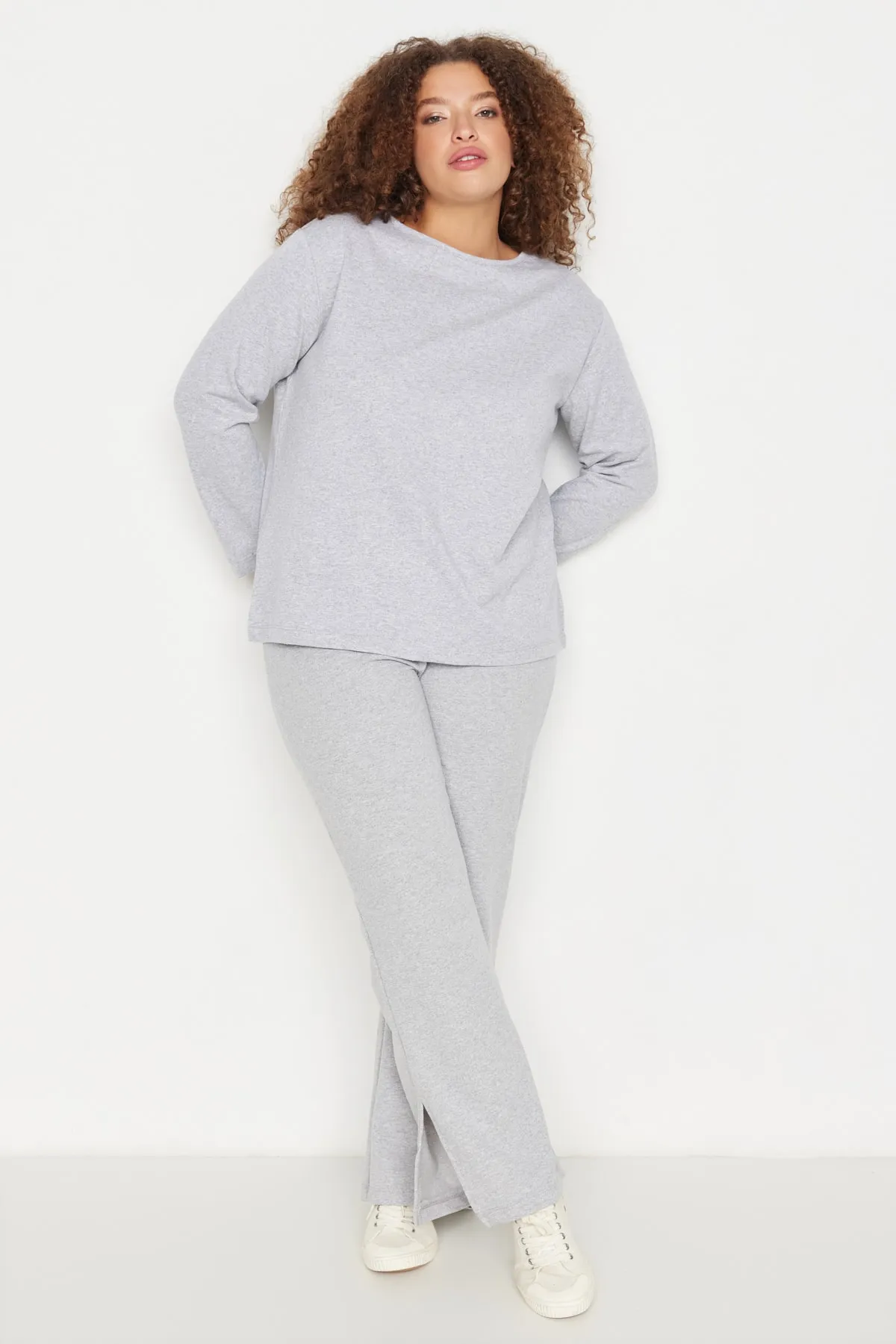Trendyol Curve  Graues gestricktes Pyjama-Set mit Schlitzen an den Beinen TBBAW23AI00055