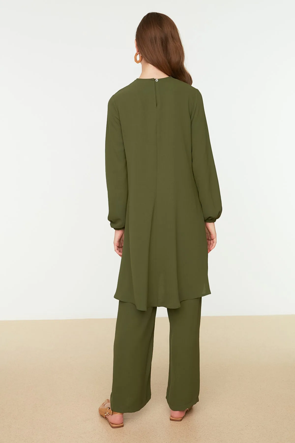 Trendyol Modest  Khakifarbenes Aerobin-Tunika-Hosen-Set mit elastischen Ärmeln und weitem Bein, gewebt TCTSS22US0023