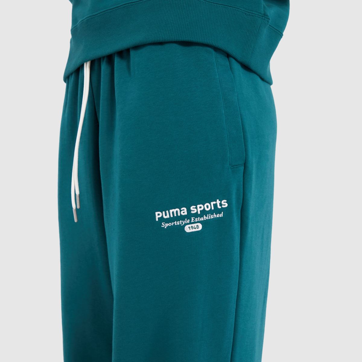 PUMA mjukisbyxor i mörkgrönt