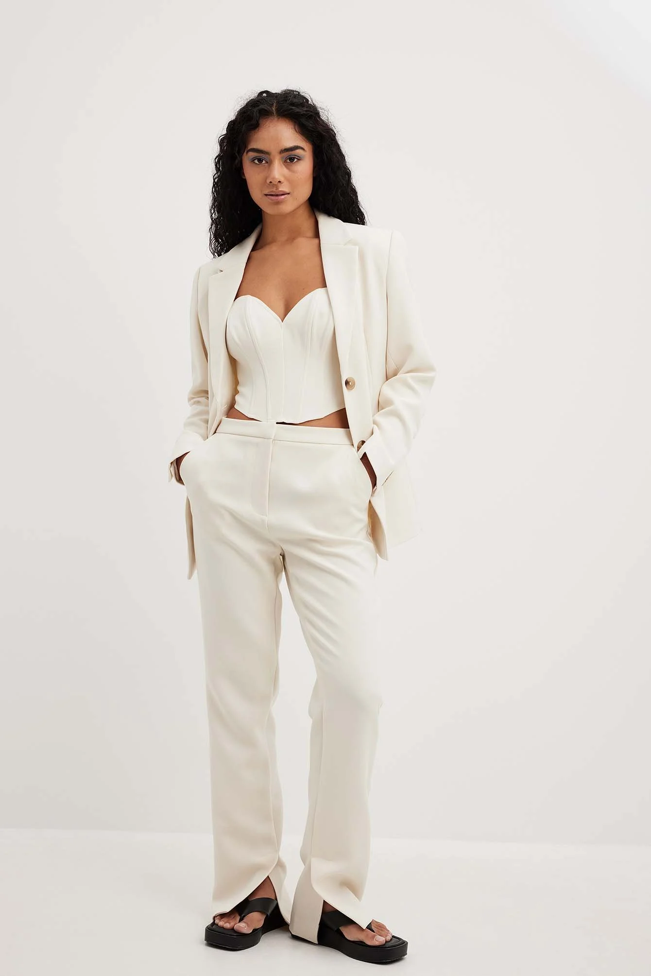 Taillierte Mid-Waist Hose mit Seitenschlitz