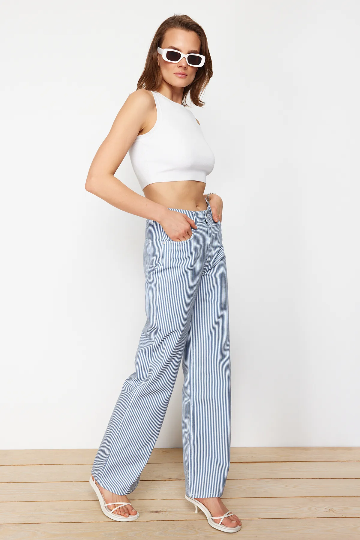 Trendyol Collection  Blau gestreifte Jeans mit hoher Taille und extra weitem Bein TWOSS24JE00256