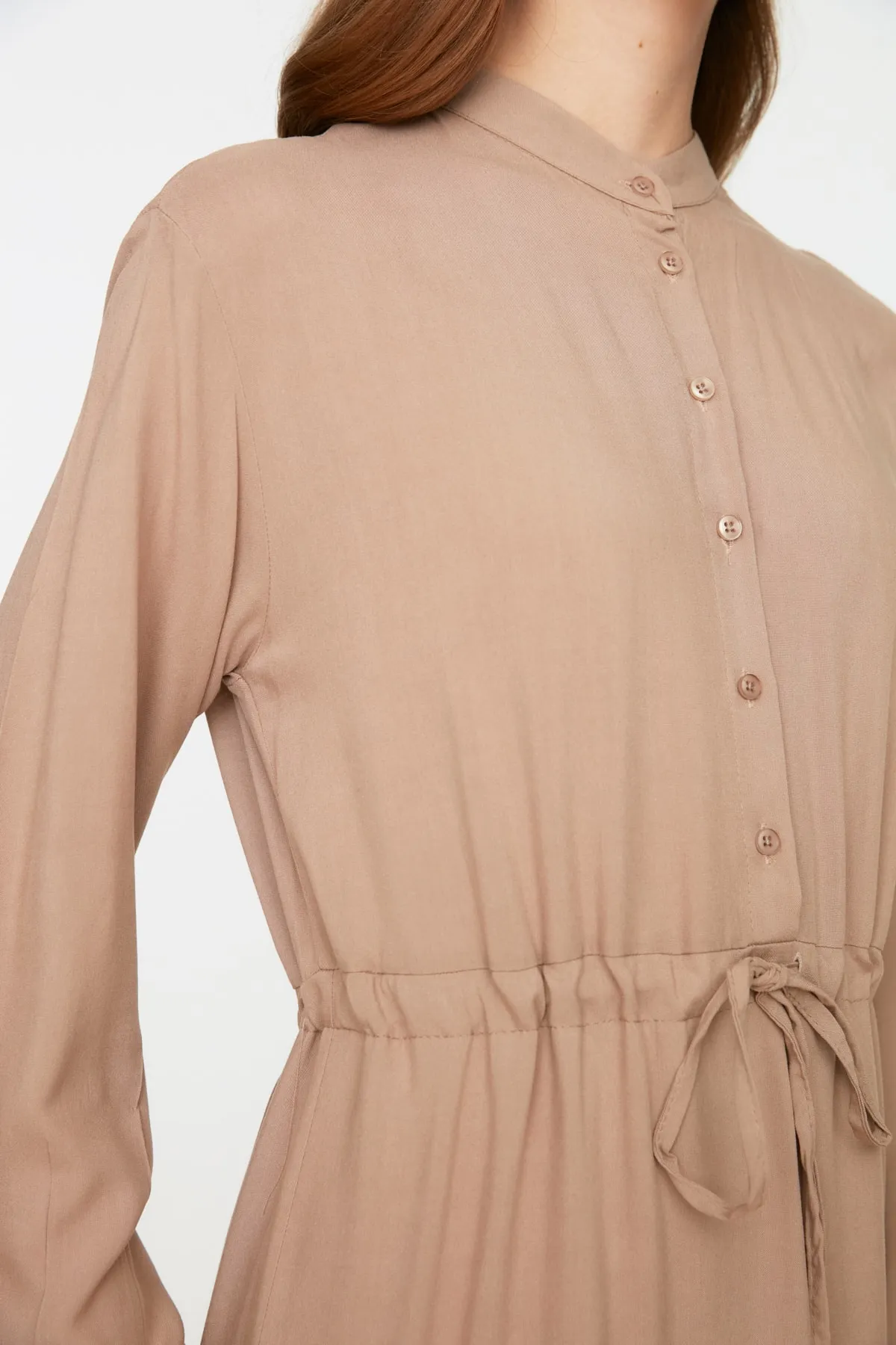 Trendyol Modest  Gewebtes Kleid mit Vergrößerungskragen und geraffter Taille in Nerzfarbe TCTSS22EB0110
