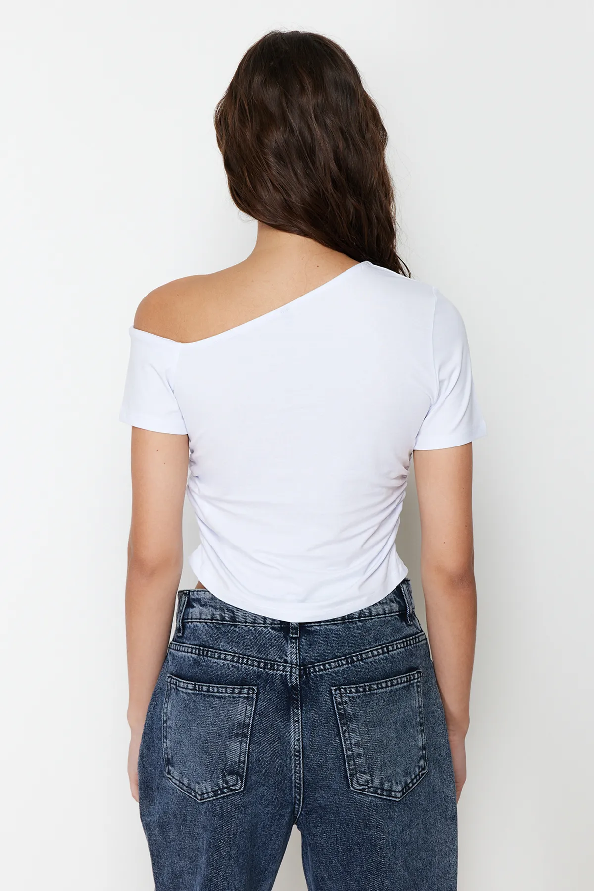 Trendyol Collection  Weiße, geraffte, dehnbare Strickbluse mit asymmetrischem Kragen TWOSS24BZ00073