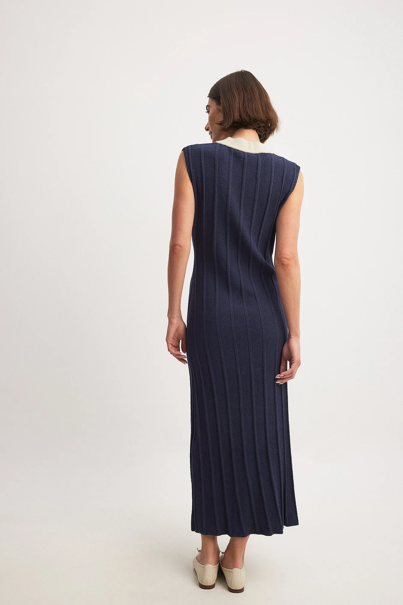 Geripptes Strick-Midikleid mit V-Ausschnitt