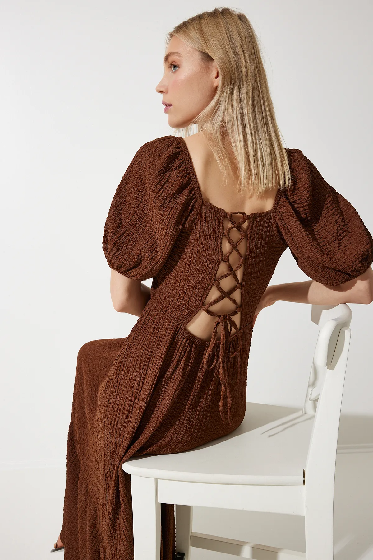Happiness İstanbul  Braunes Damen-Strickkleid mit Herzkragen und Struktur, UB00050