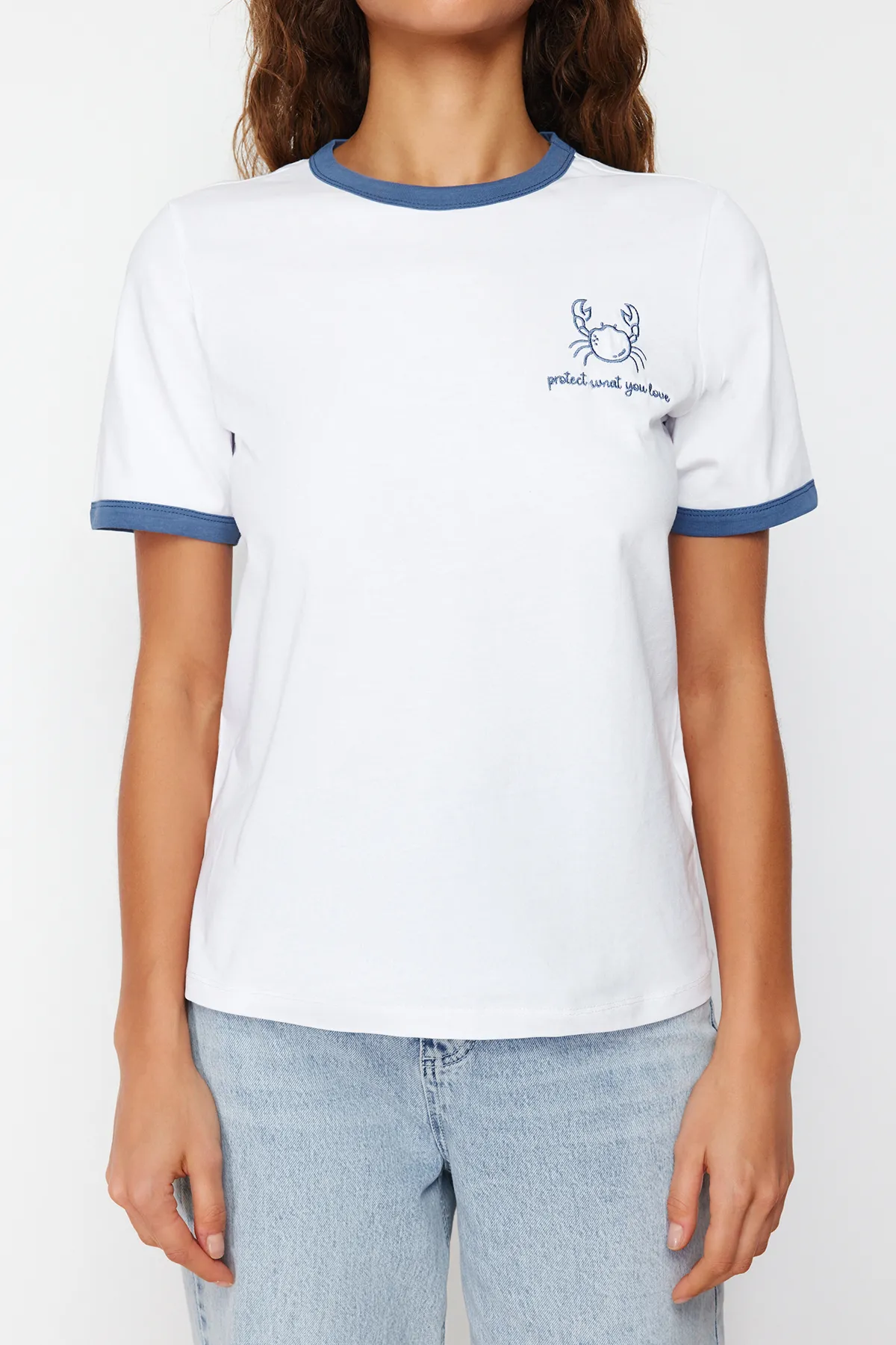 Trendyol Collection  Ecrufarbenes Strick-T-Shirt aus 100 % Baumwolle mit bestickten Kontrastpaspeln TWOSS24TS00037