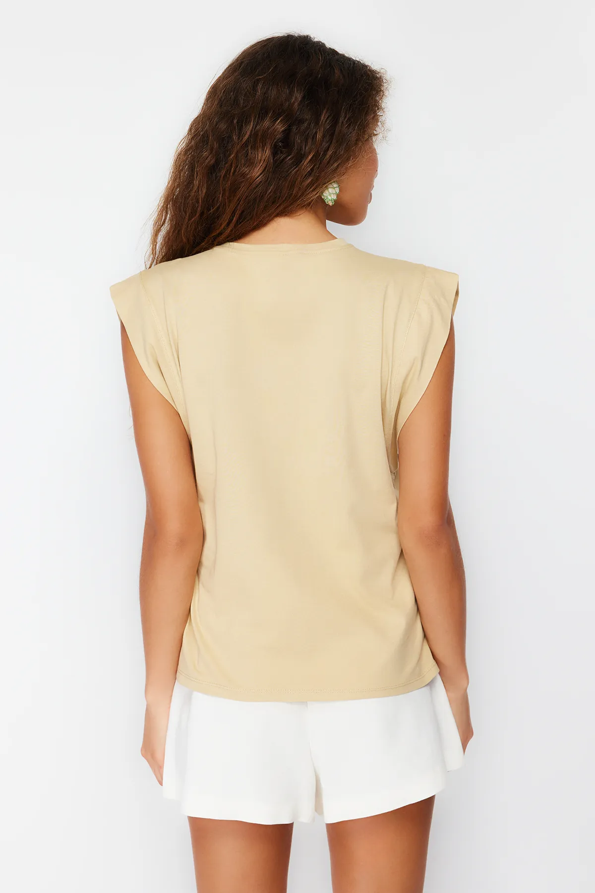 Trendyol Collection  Dunkelbeiges Basic-Strick-T-Shirt mit Rundhalsausschnitt aus 100 % Baumwollwatte TWOSS20TS0021