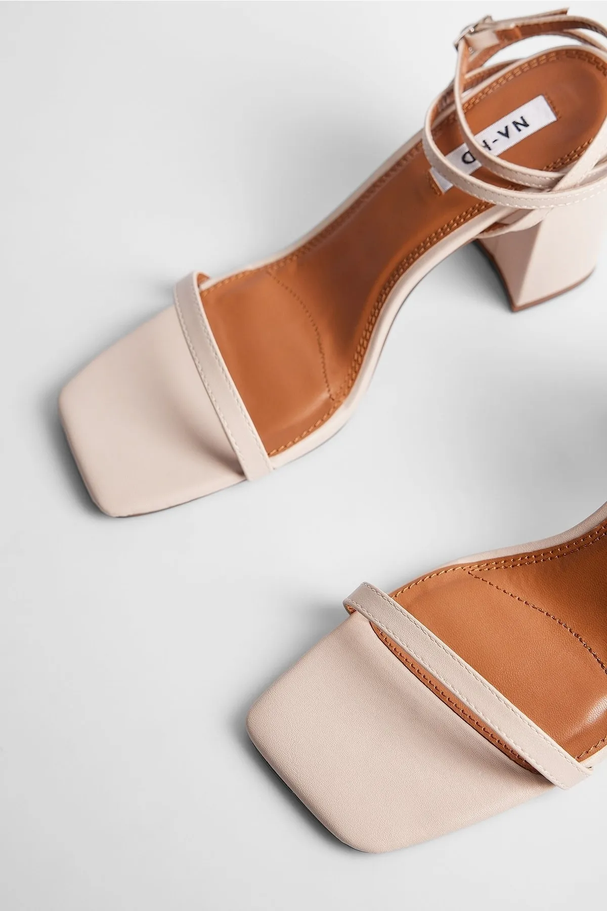 NA-KD  Sandalen mit Blockabsatz und Knöchelriemen