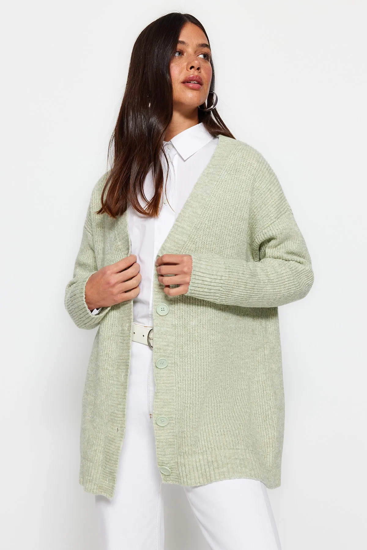 Trendyol Modest  Mintfarbene Strickjacke mit V-Ausschnitt und Knopfleiste TCTAW22HI0397