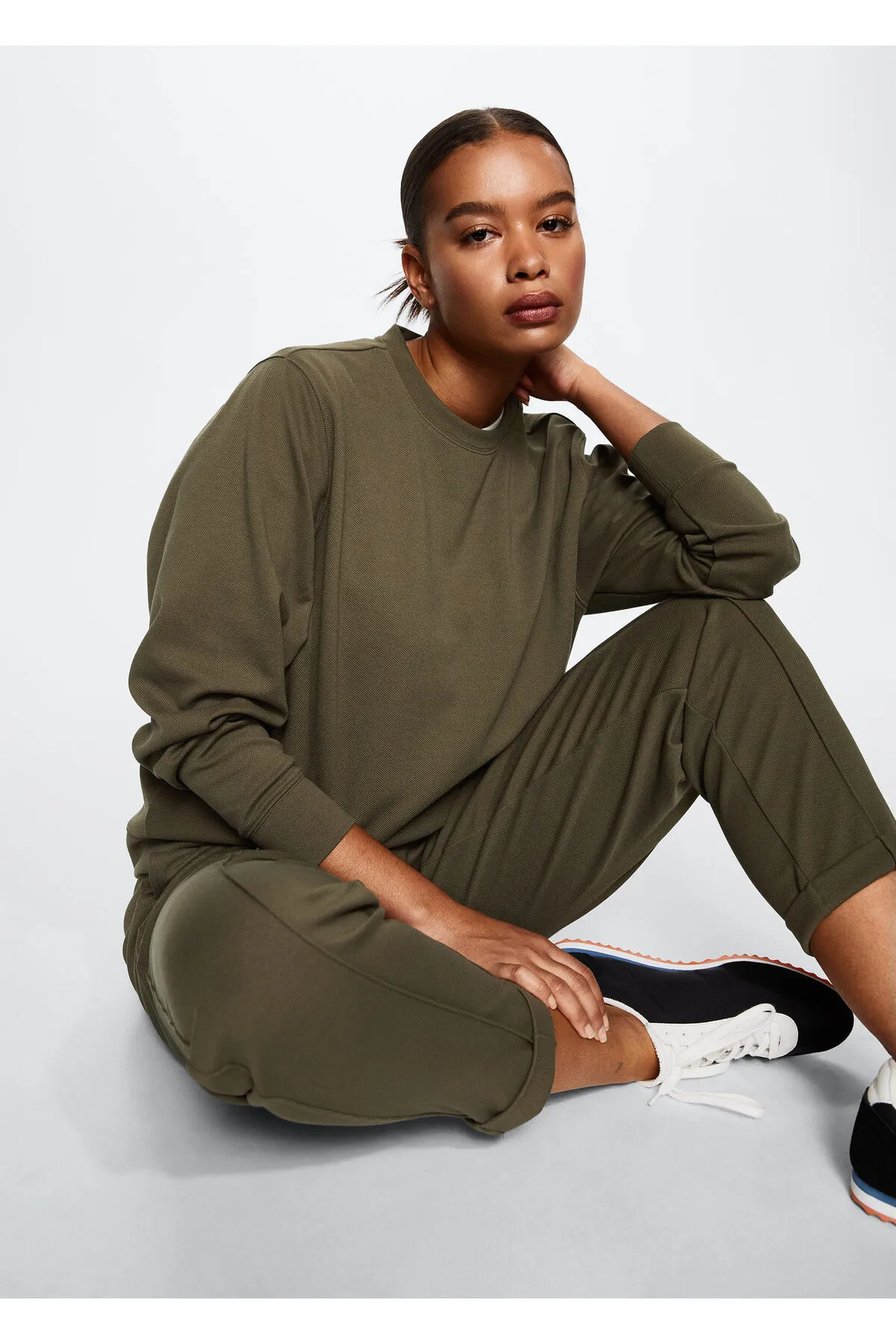 MANGO  Khakifarbene Damenhose 37043841