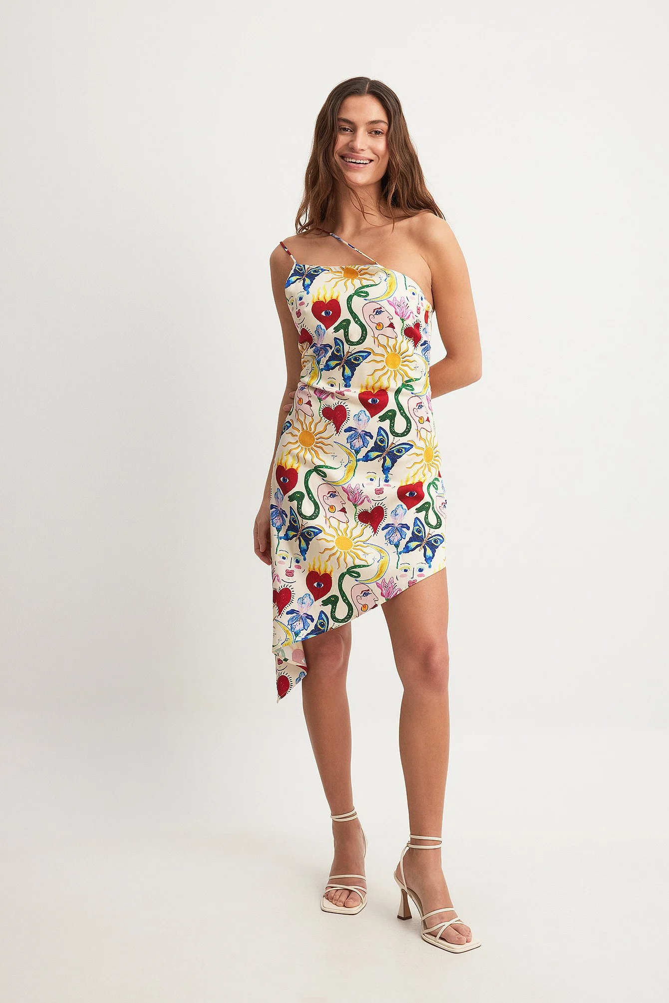 Schräges Minikleid mit unterschiedlichen Motiven