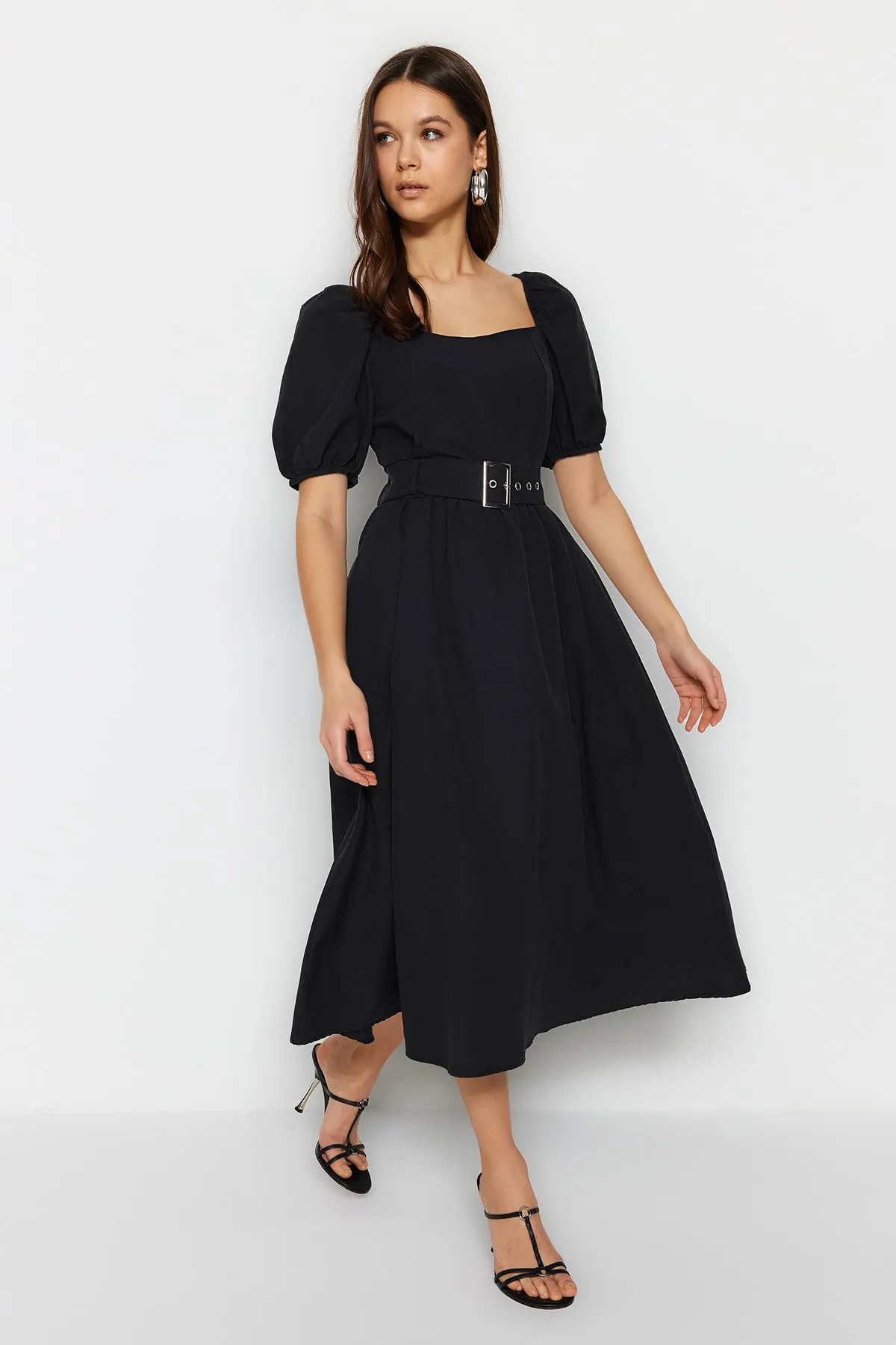 Trendyol Collection  Schwarzes Midi-Webkleid mit Skater-/Gürtelöffnung und quadratischem Kragen TWOSS23EL01123