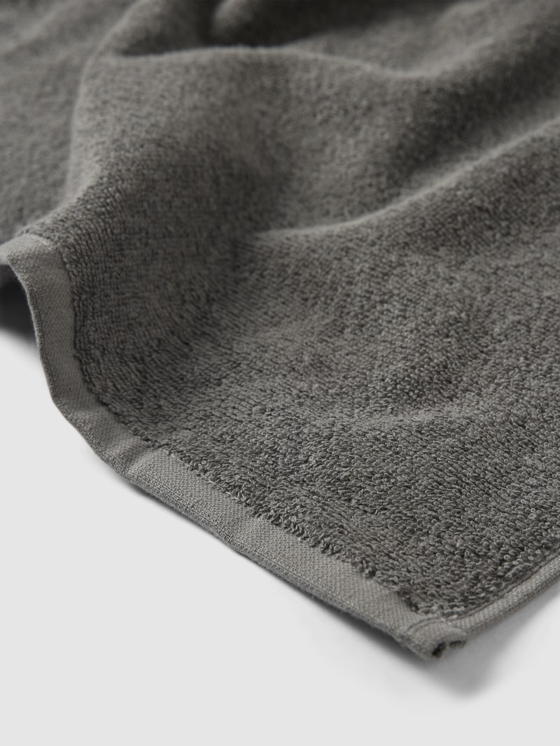 Strandtuch mit Label-Detail in dunkelgrau
