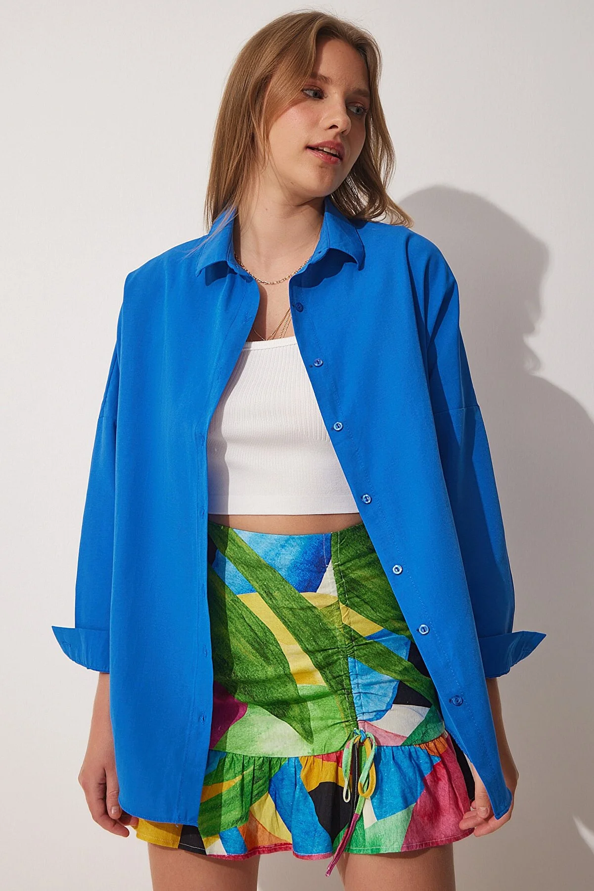 Happiness İstanbul  Kräftiges blaues Oversize-Lang-Basic-Shirt für Damen DD00842