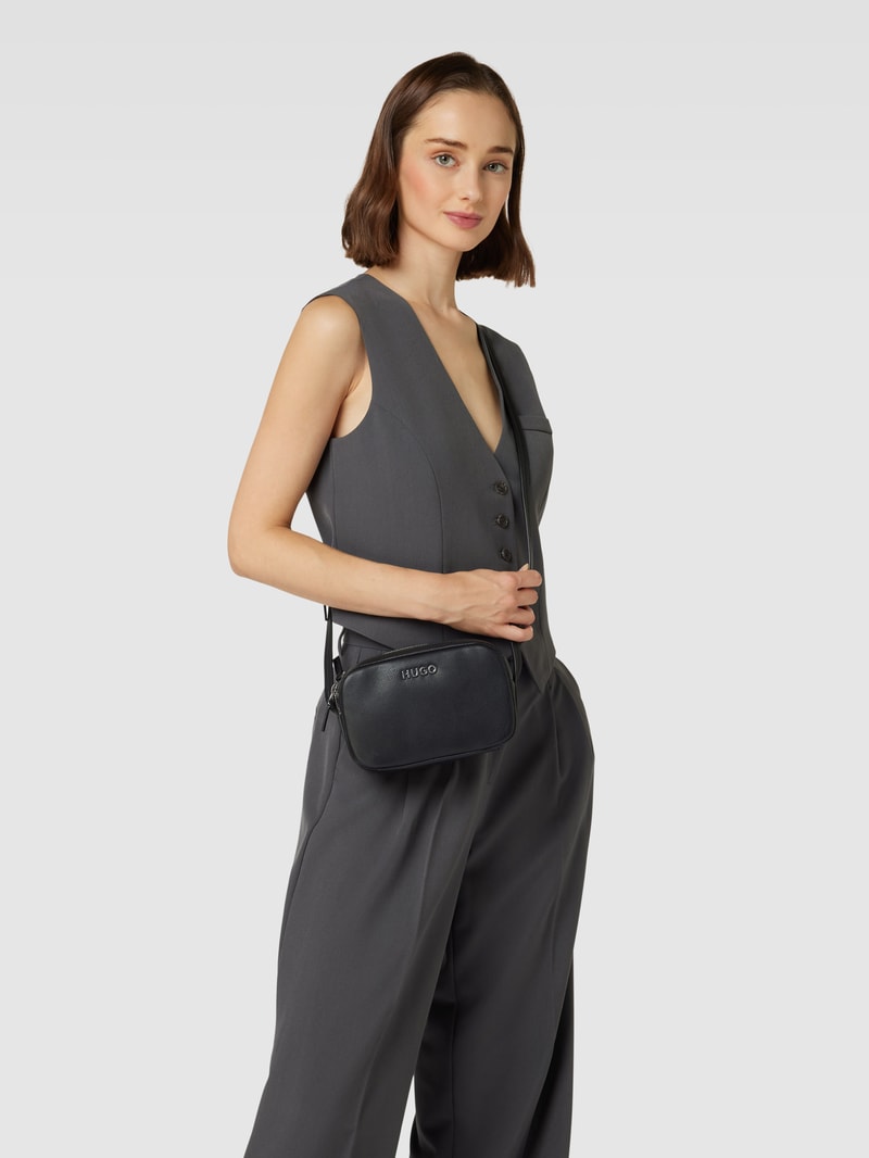 Crossbody Bag mit Label-Applikation Modell 'Chris' in schwarz