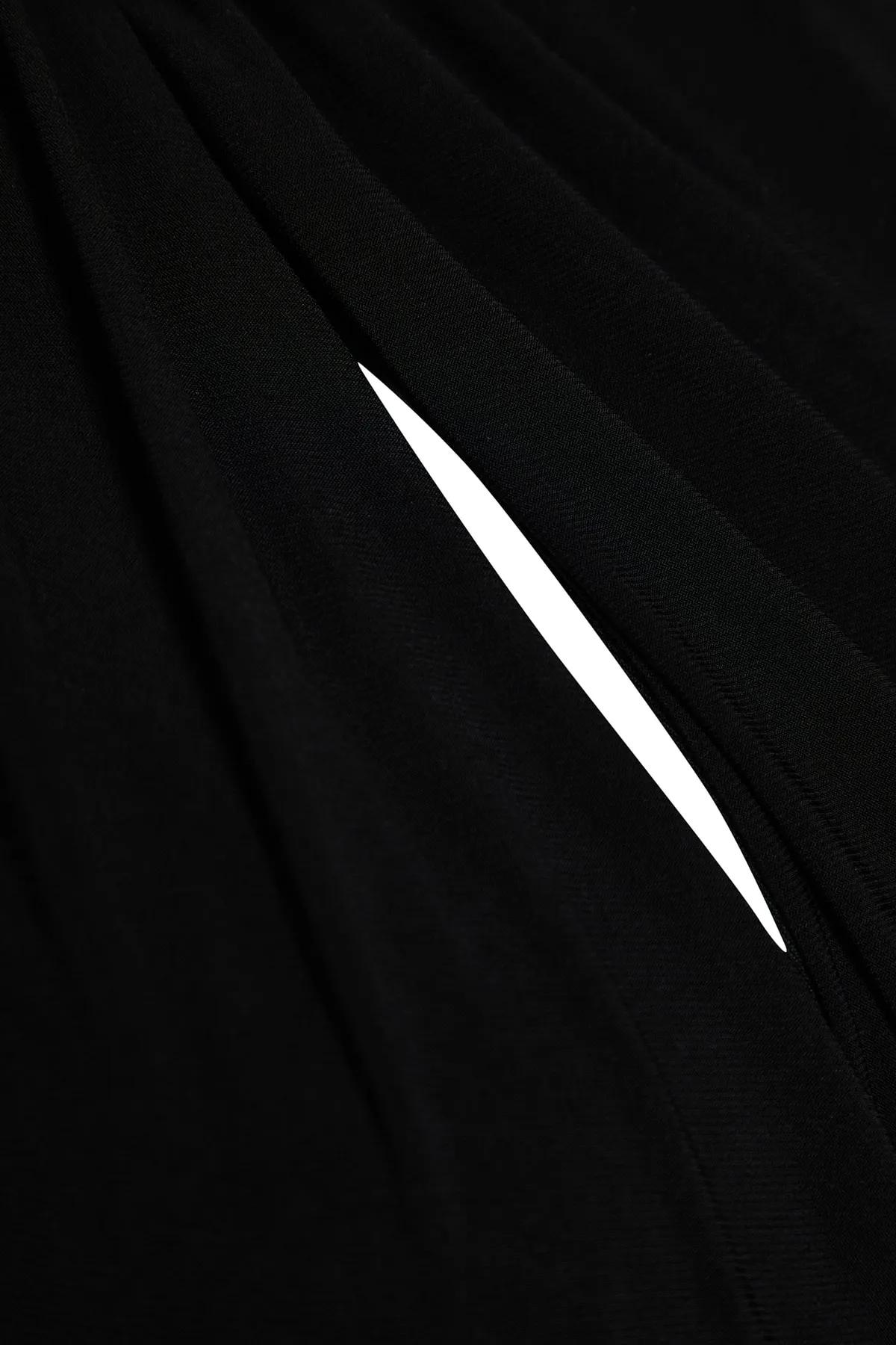Trendyol Curve  Schwarzes, einärmliges langes Strickkleid mit Taillenöffnung TBBSS23AH00258