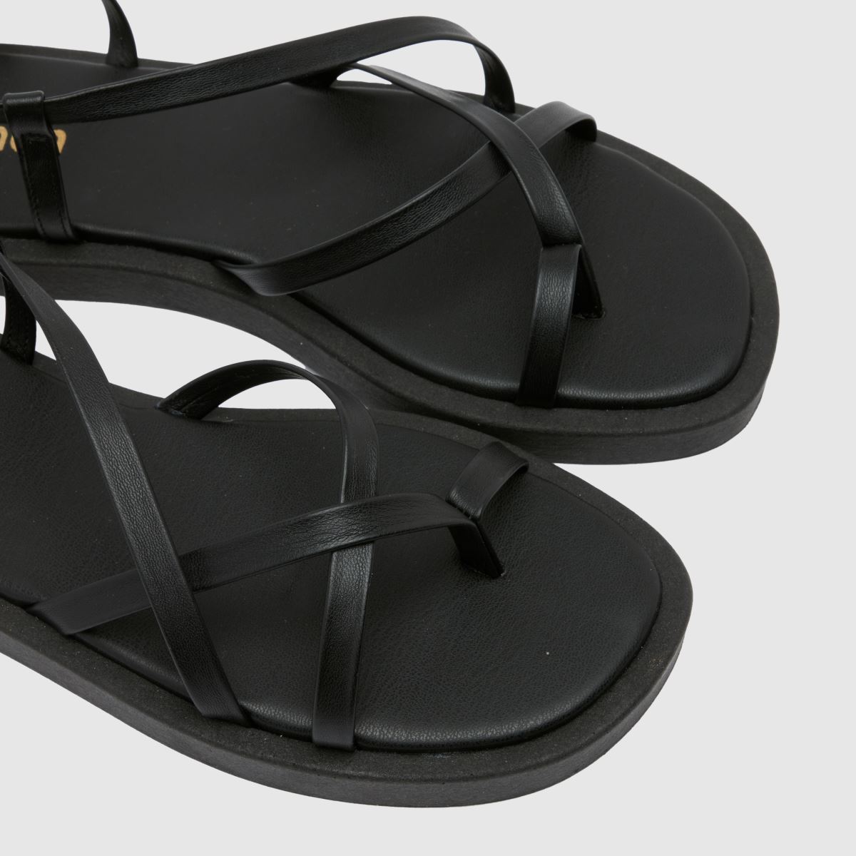 Černé froté sandály s pásky na špičku Schuh