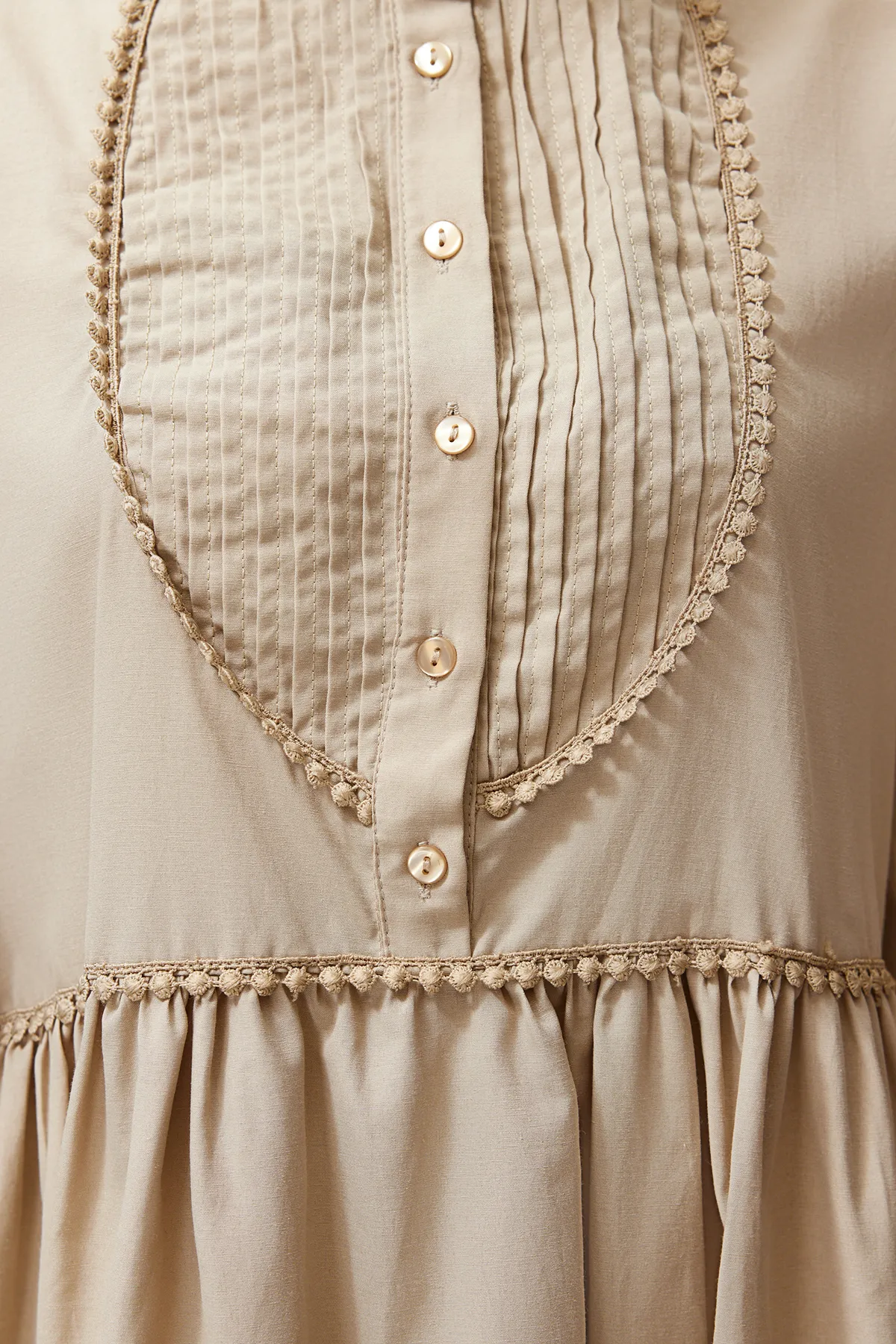 Trendyol Modest  Nerzfarbenes, gewebtes Kleid mit Stehkragen, Ballonärmeln, Knöpfen und Paspelierung TCTSS24EB00129