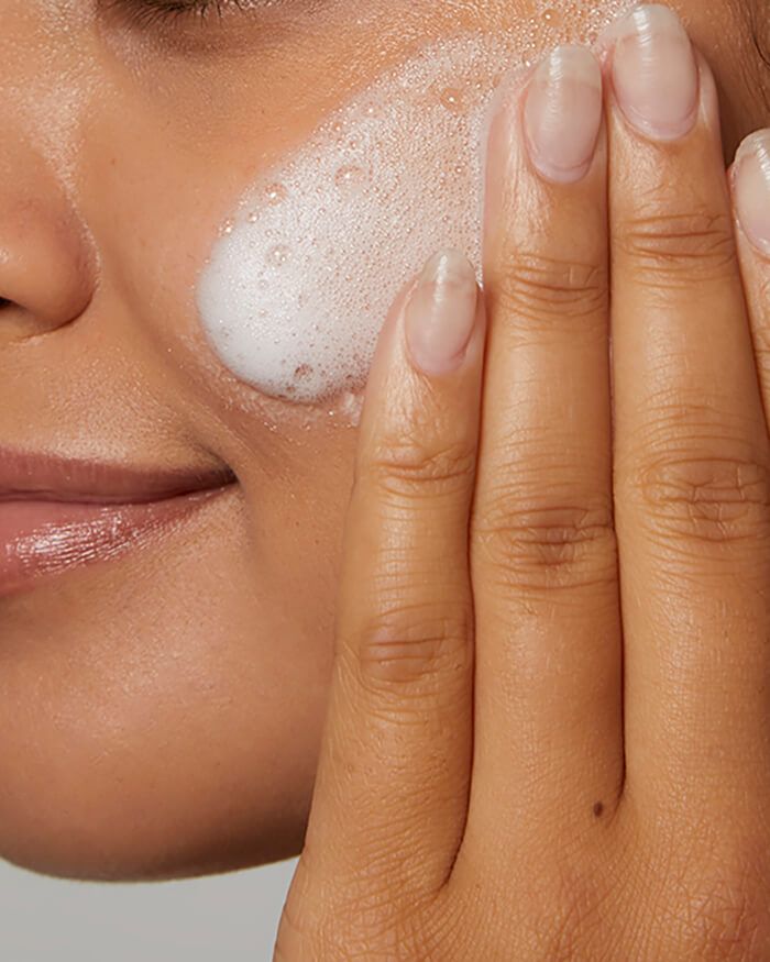 Nettoyant hydratant crème-mousse. Nettoyant visage moussant et crémeux pour peaux normales à sèches.