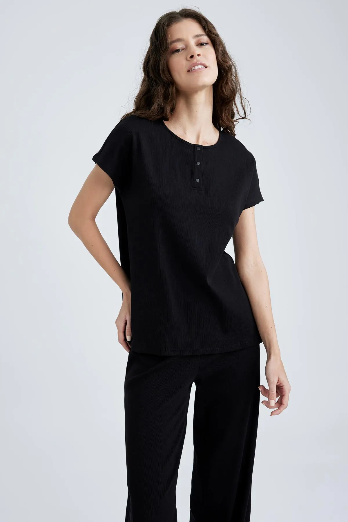 DeFacto  Fall In Love Basic-Pyjama-Oberteil mit normaler Passform und Rundhalsausschnitt Z5331az23sp