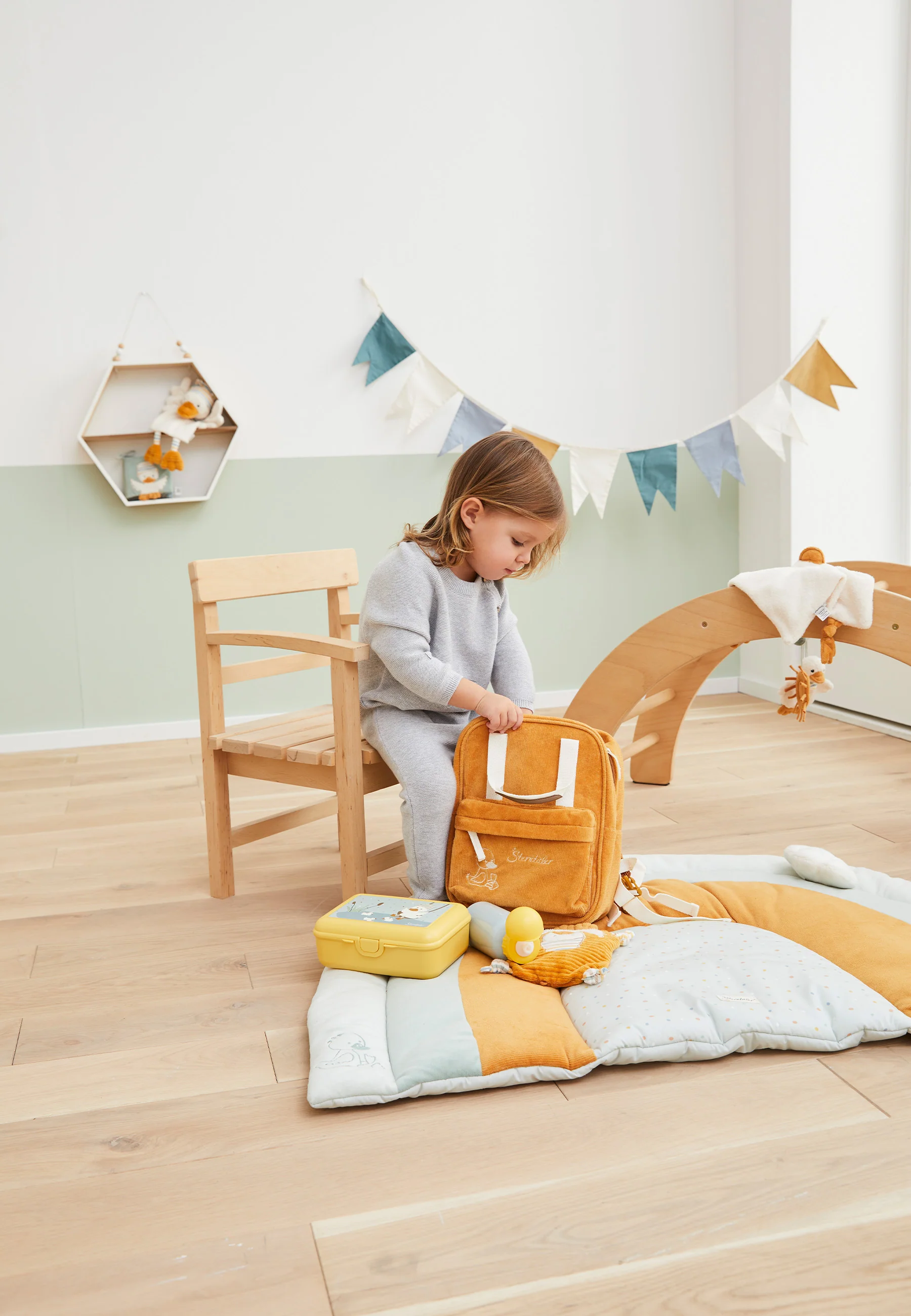 Kinderbrotdose mit Motiv von Ente Edda in mattgelb